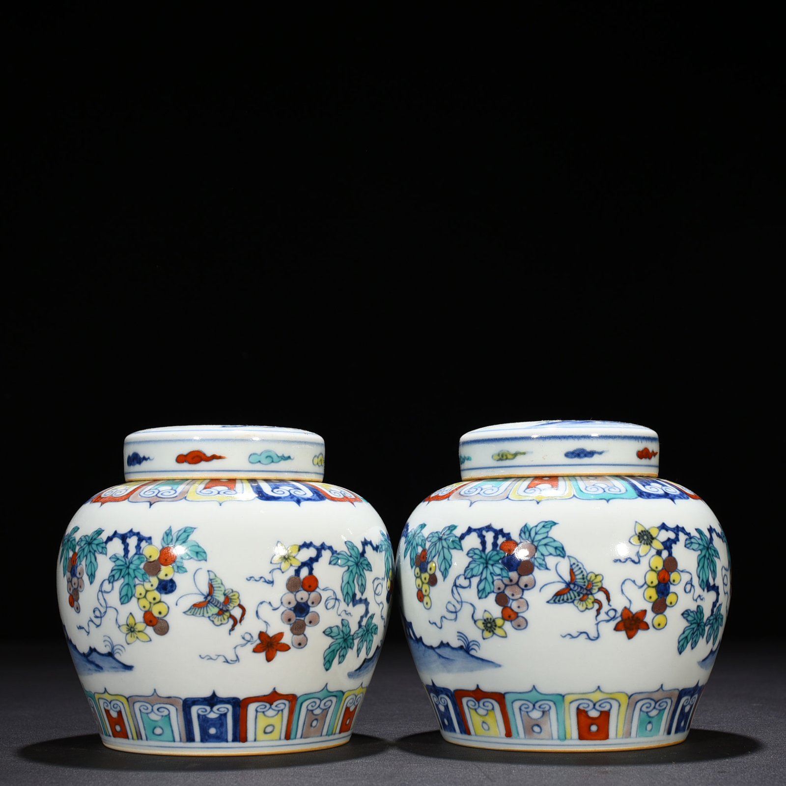 Ming Dynasty Chenghua Doucai colorful purple grape pattern sky-shaped jar