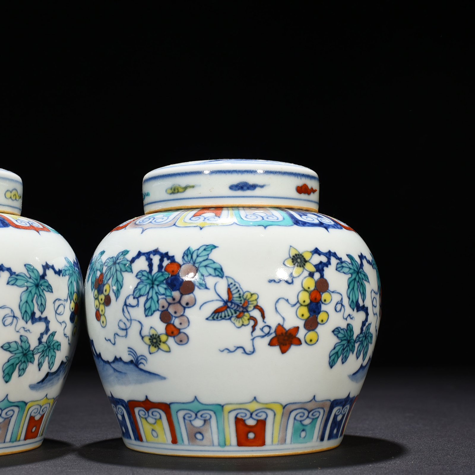 Ming Dynasty Chenghua Doucai colorful purple grape pattern sky-shaped jar