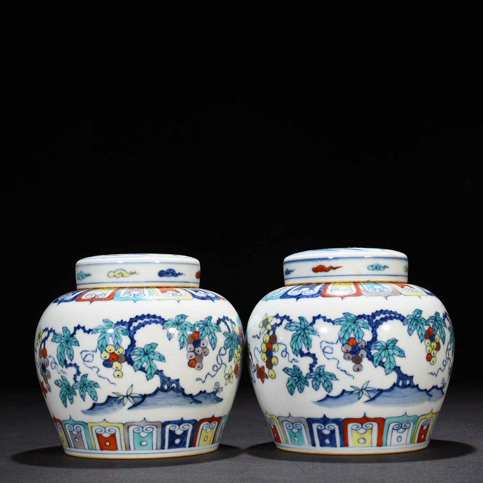 Ming Dynasty Chenghua Doucai colorful purple grape pattern sky-shaped jar