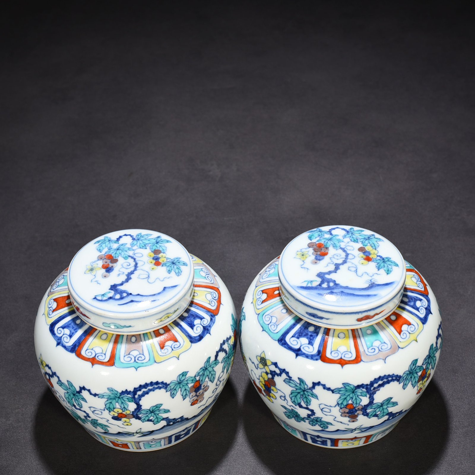 Ming Dynasty Chenghua Doucai colorful purple grape pattern sky-shaped jar