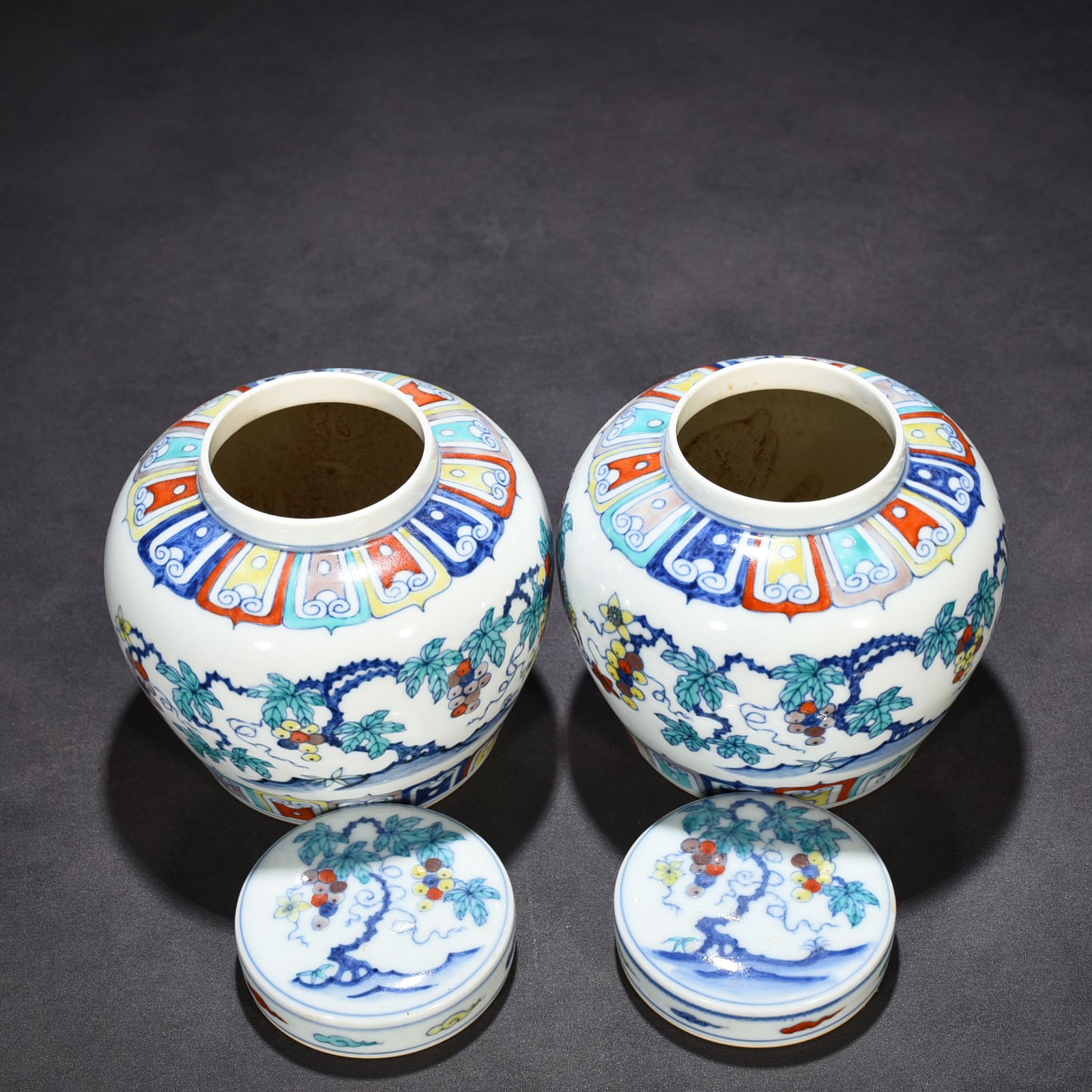 Ming Dynasty Chenghua Doucai colorful purple grape pattern sky-shaped jar