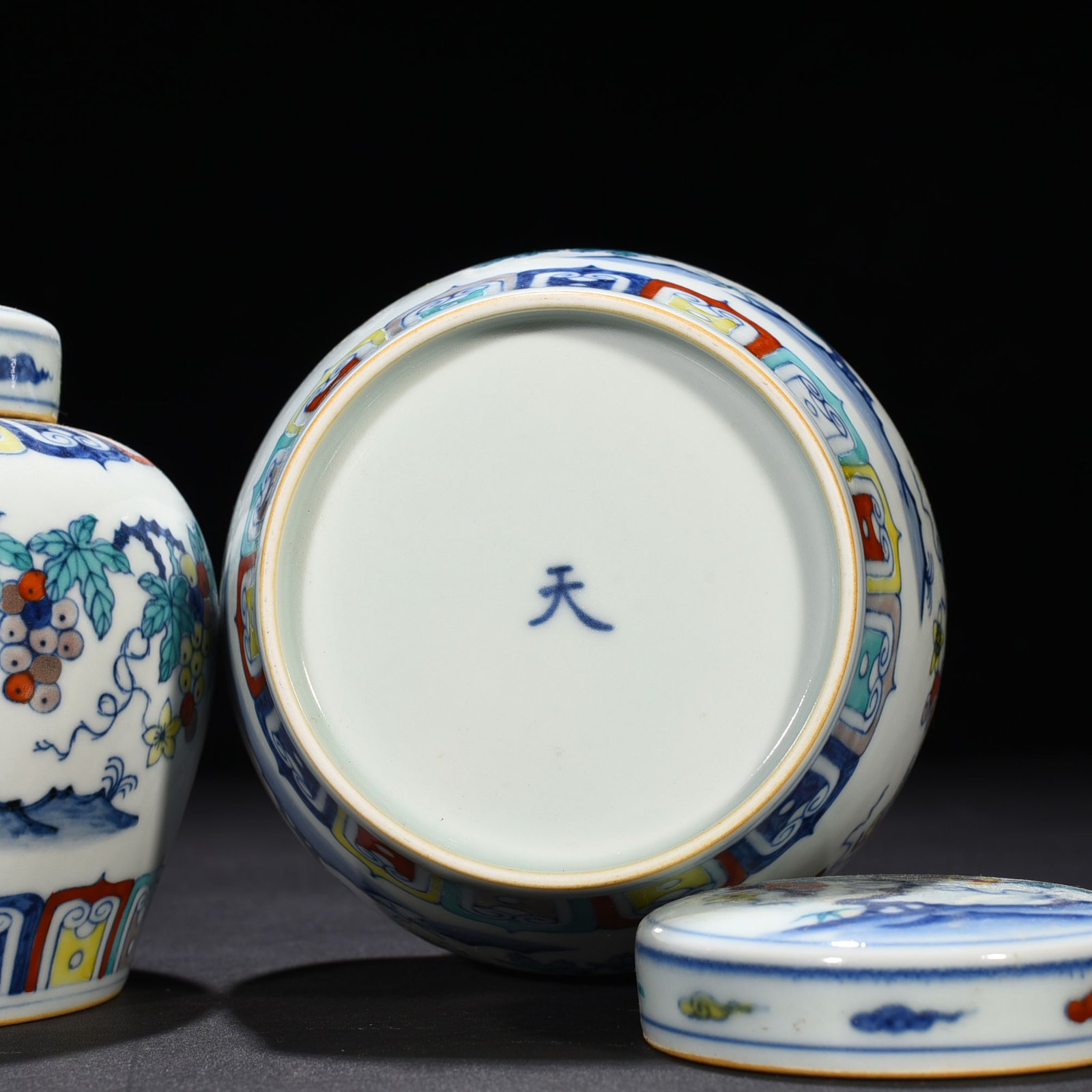 Ming Dynasty Chenghua Doucai colorful purple grape pattern sky-shaped jar