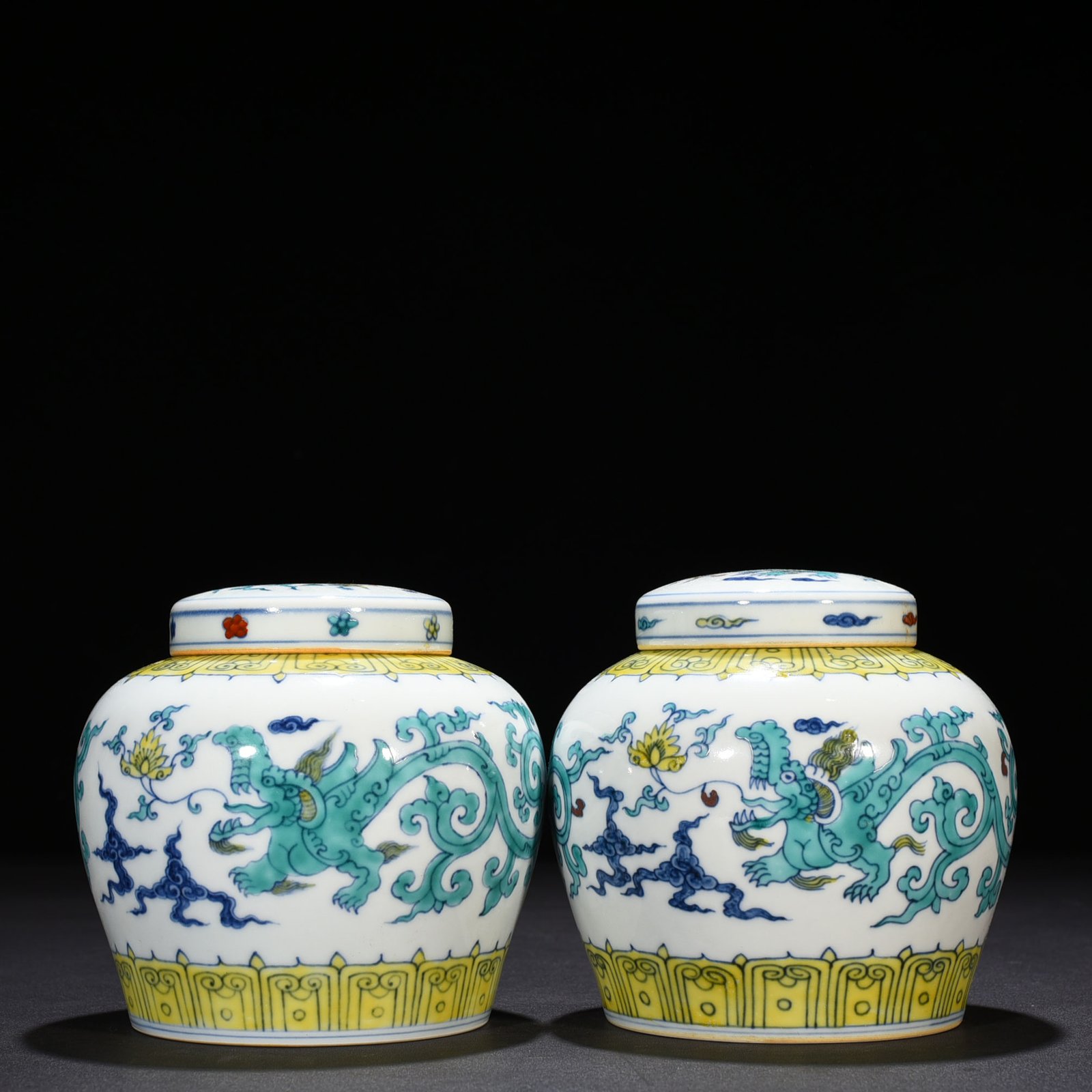 Ming Dynasty Chenghua Dou Cai purple dragon pattern Tianzi jar