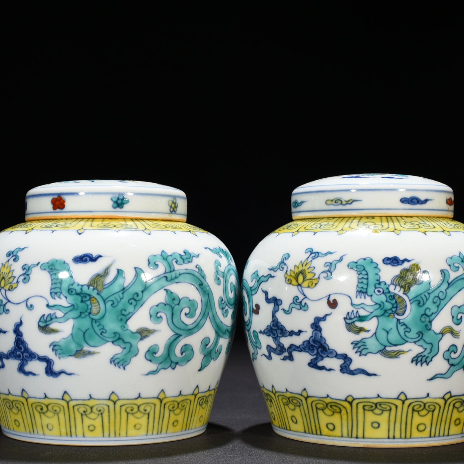 Ming Dynasty Chenghua Dou Cai purple dragon pattern Tianzi jar