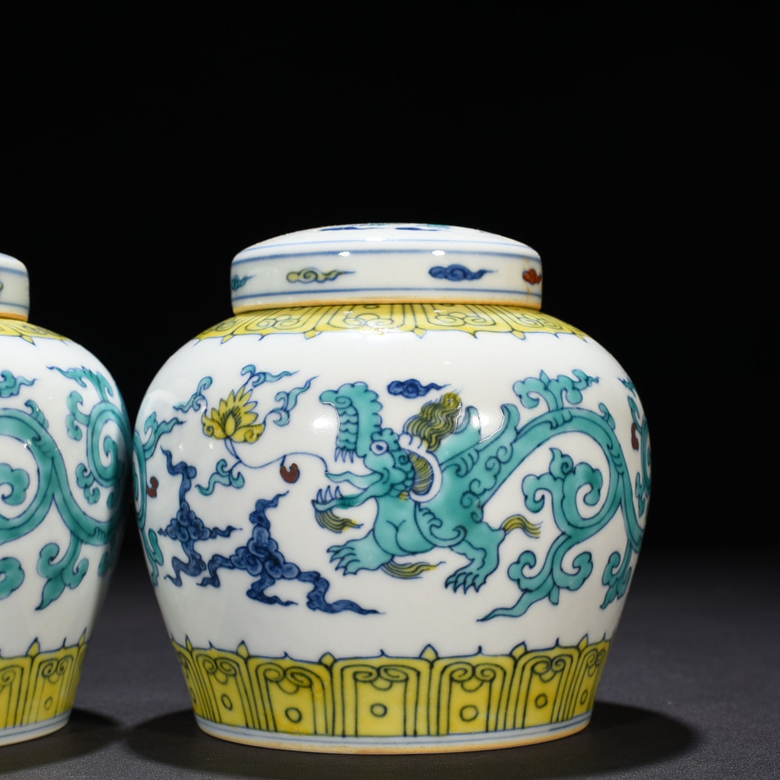 Ming Dynasty Chenghua Dou Cai purple dragon pattern Tianzi jar