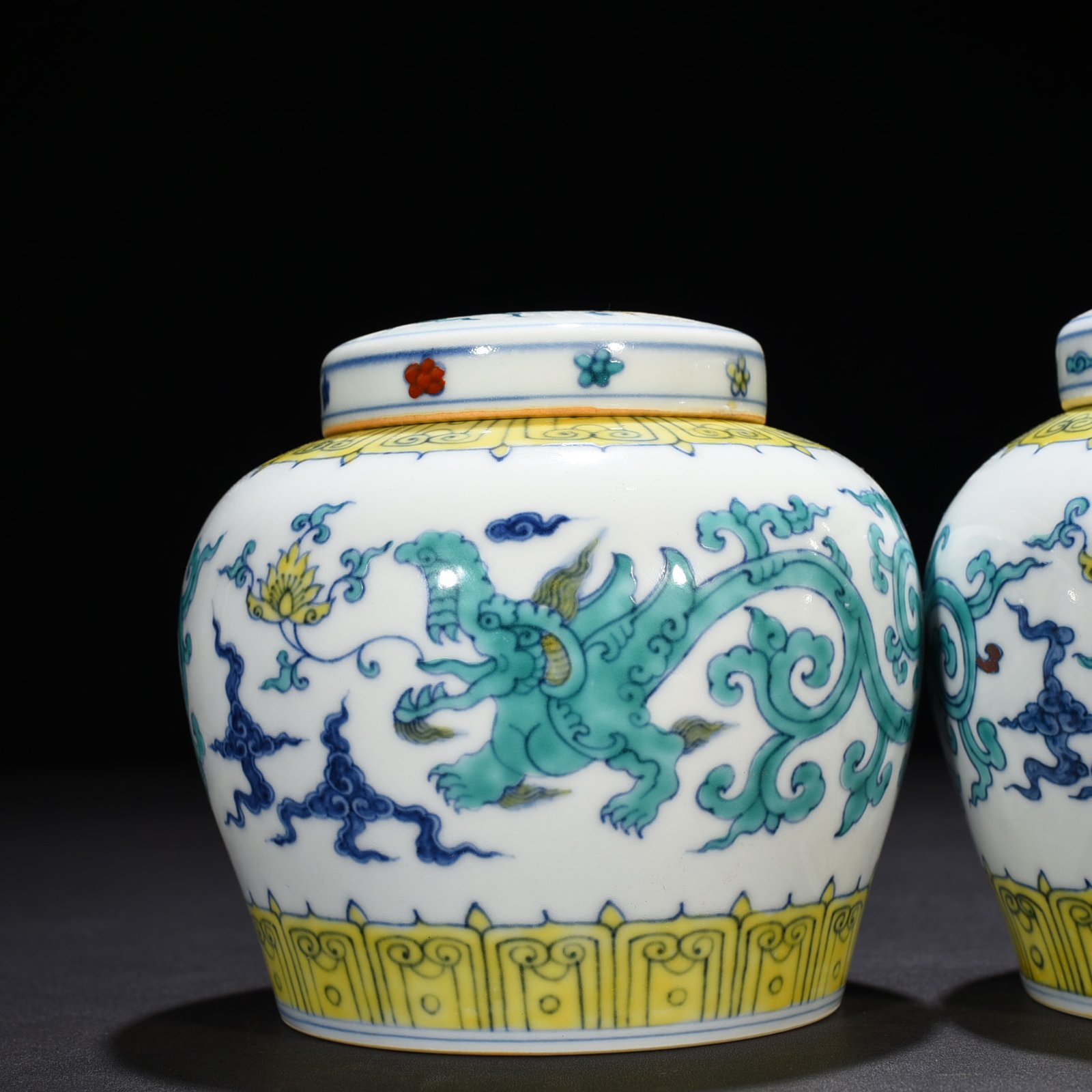 Ming Dynasty Chenghua Dou Cai purple dragon pattern Tianzi jar