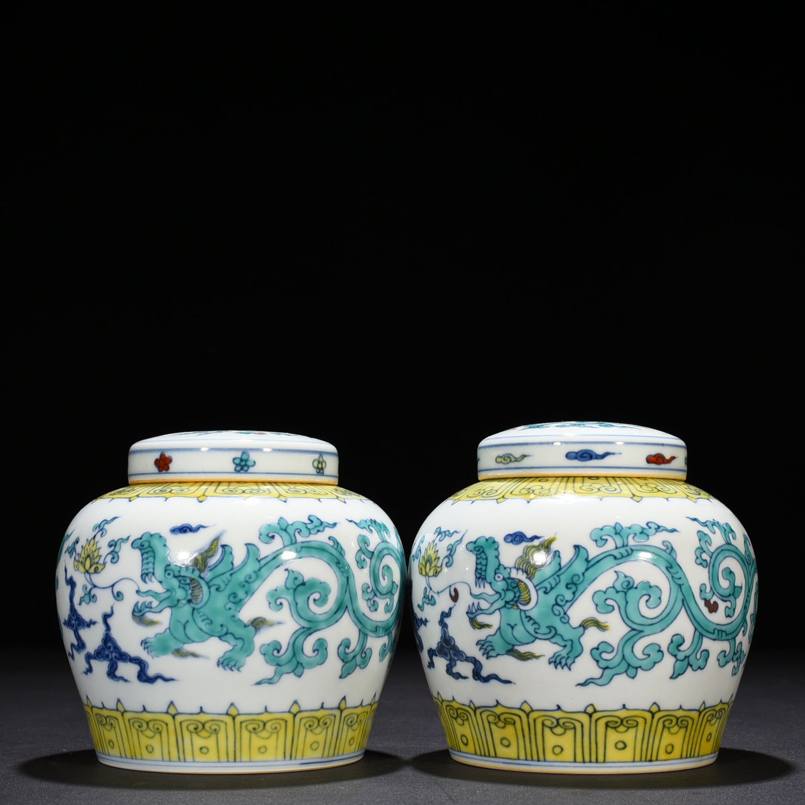 Ming Dynasty Chenghua Dou Cai purple dragon pattern Tianzi jar