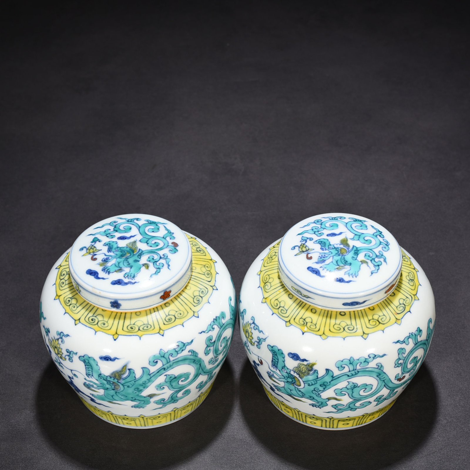 Ming Dynasty Chenghua Dou Cai purple dragon pattern Tianzi jar