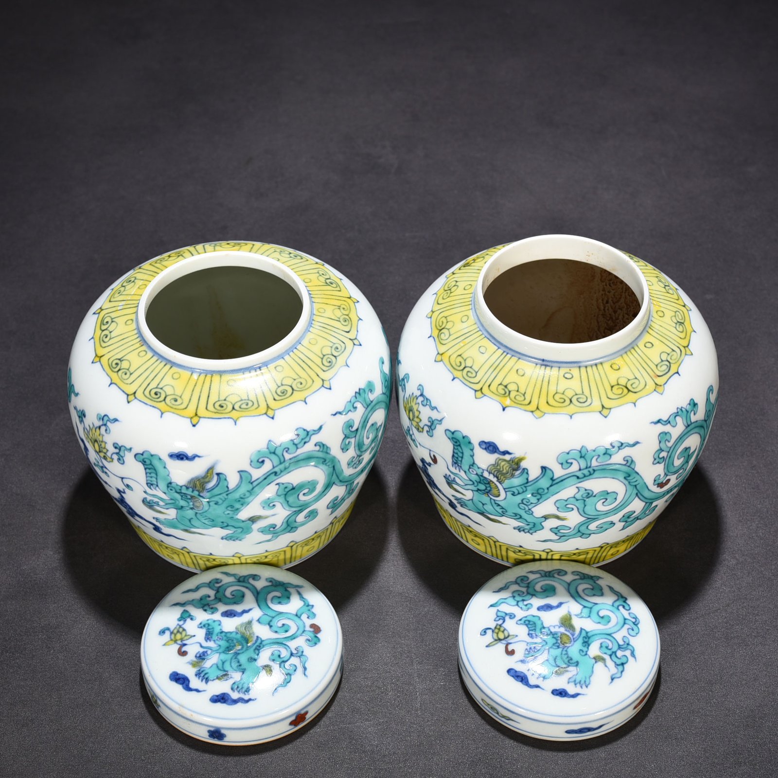 Ming Dynasty Chenghua Dou Cai purple dragon pattern Tianzi jar