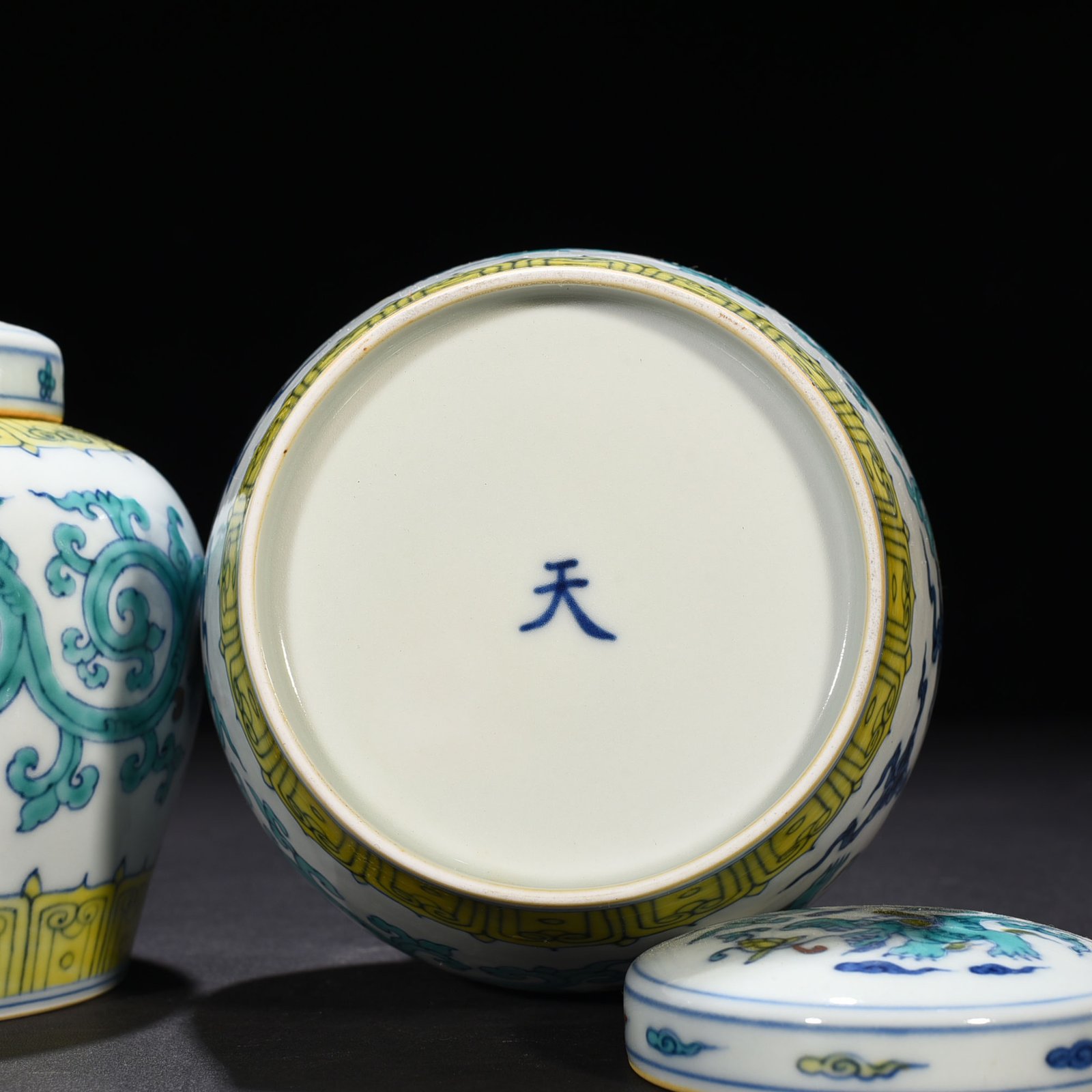 Ming Dynasty Chenghua Dou Cai purple dragon pattern Tianzi jar