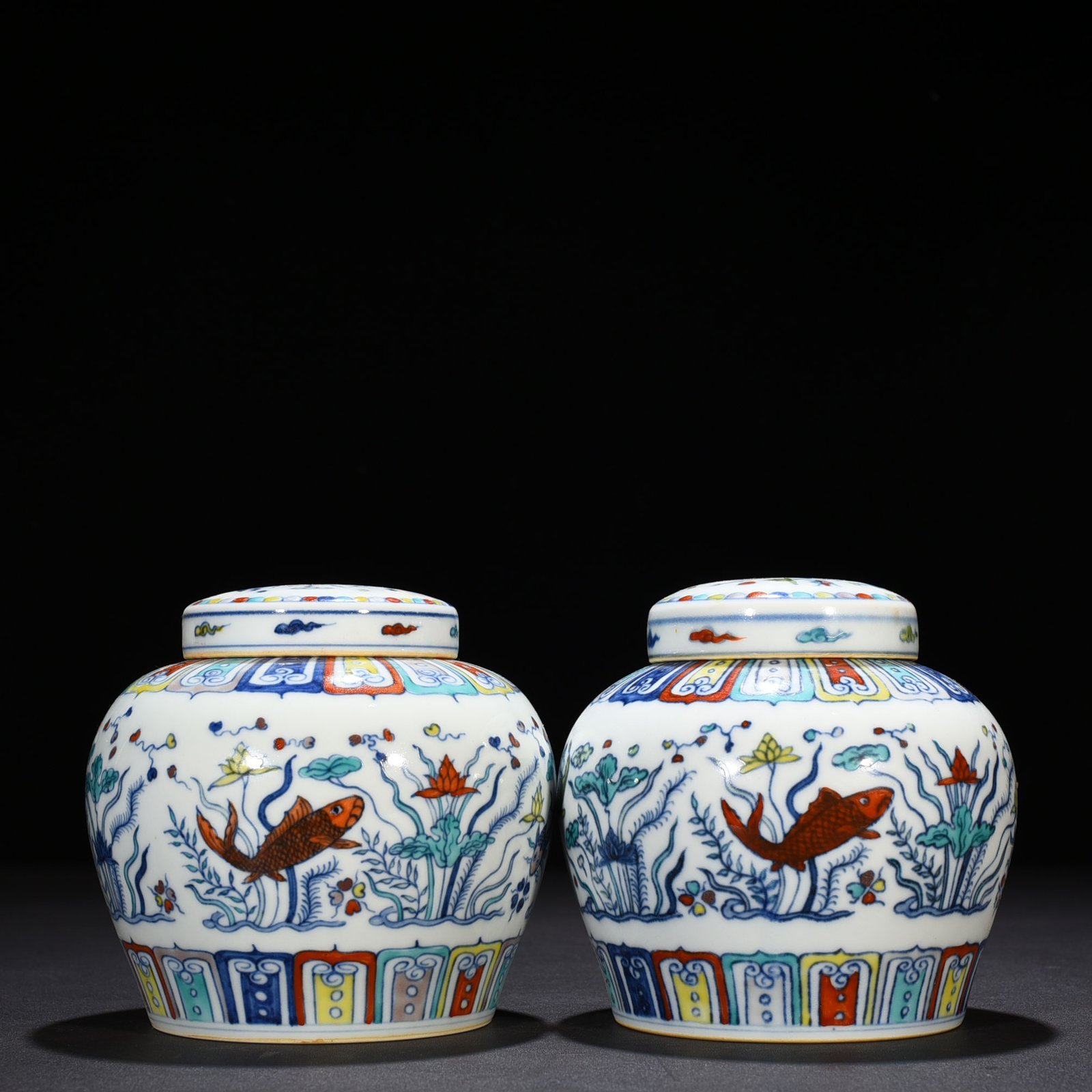 Ming Dynasty Chenghua Dou Cai colorful fish and algae pattern sky-shaped jar