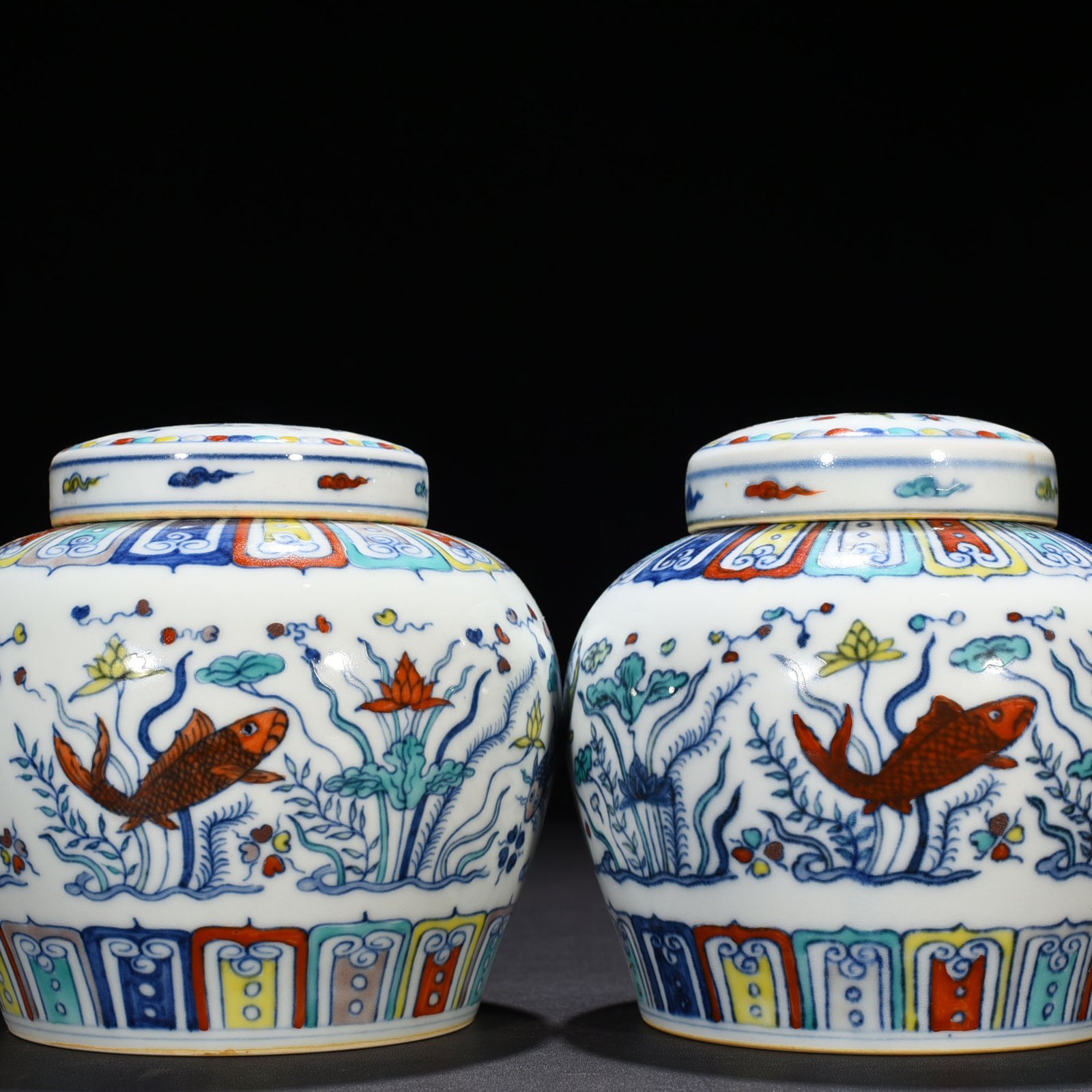 Ming Dynasty Chenghua Dou Cai colorful fish and algae pattern sky-shaped jar