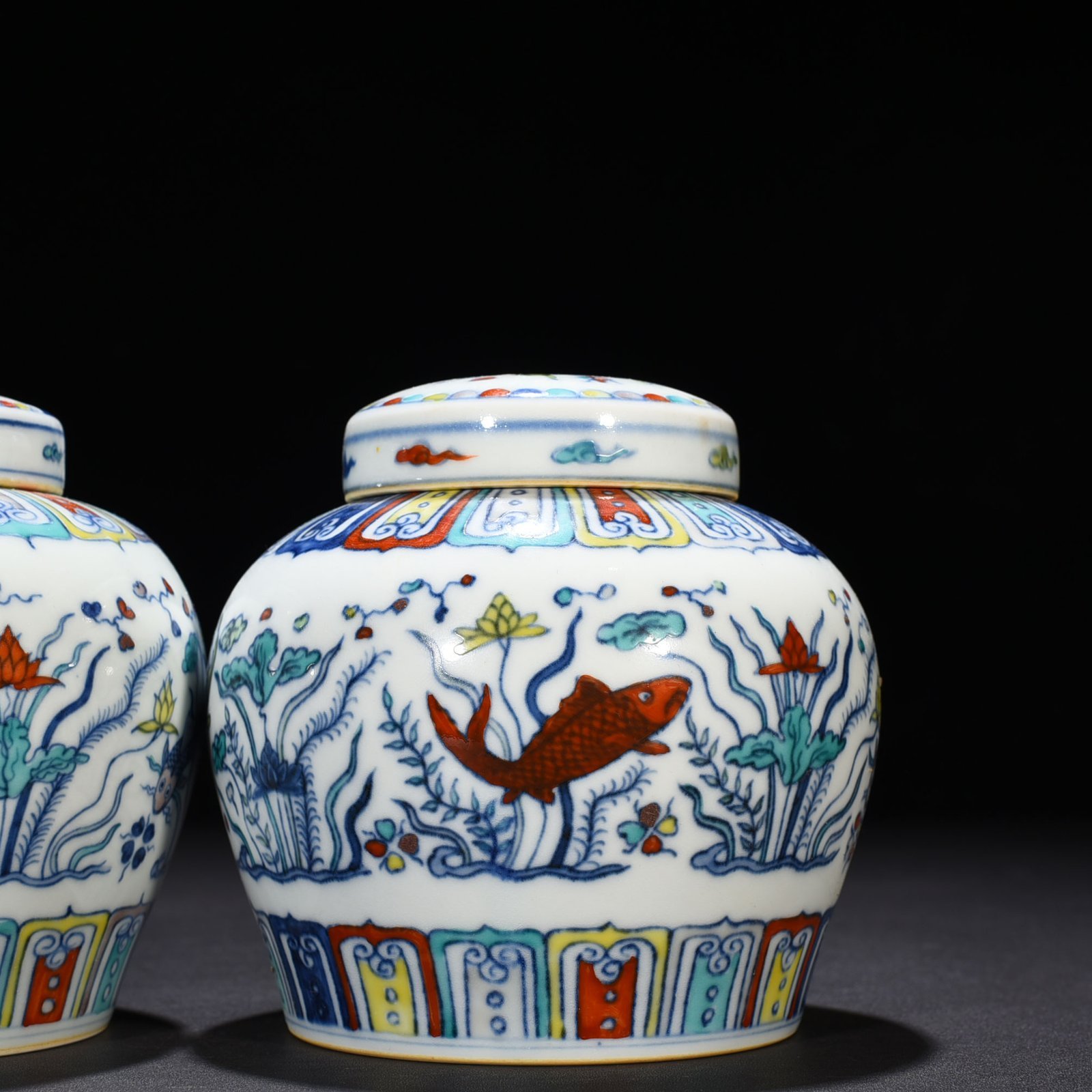Ming Dynasty Chenghua Dou Cai colorful fish and algae pattern sky-shaped jar