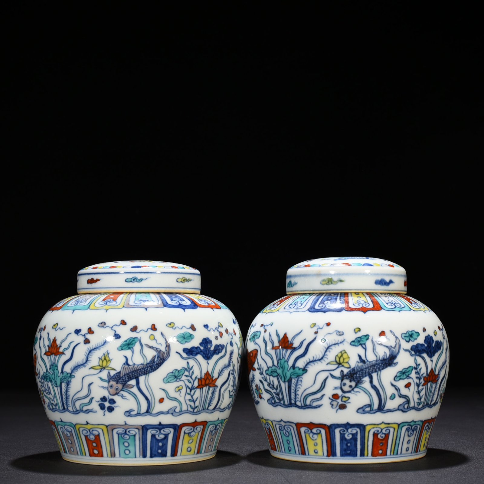 Ming Dynasty Chenghua Dou Cai colorful fish and algae pattern sky-shaped jar