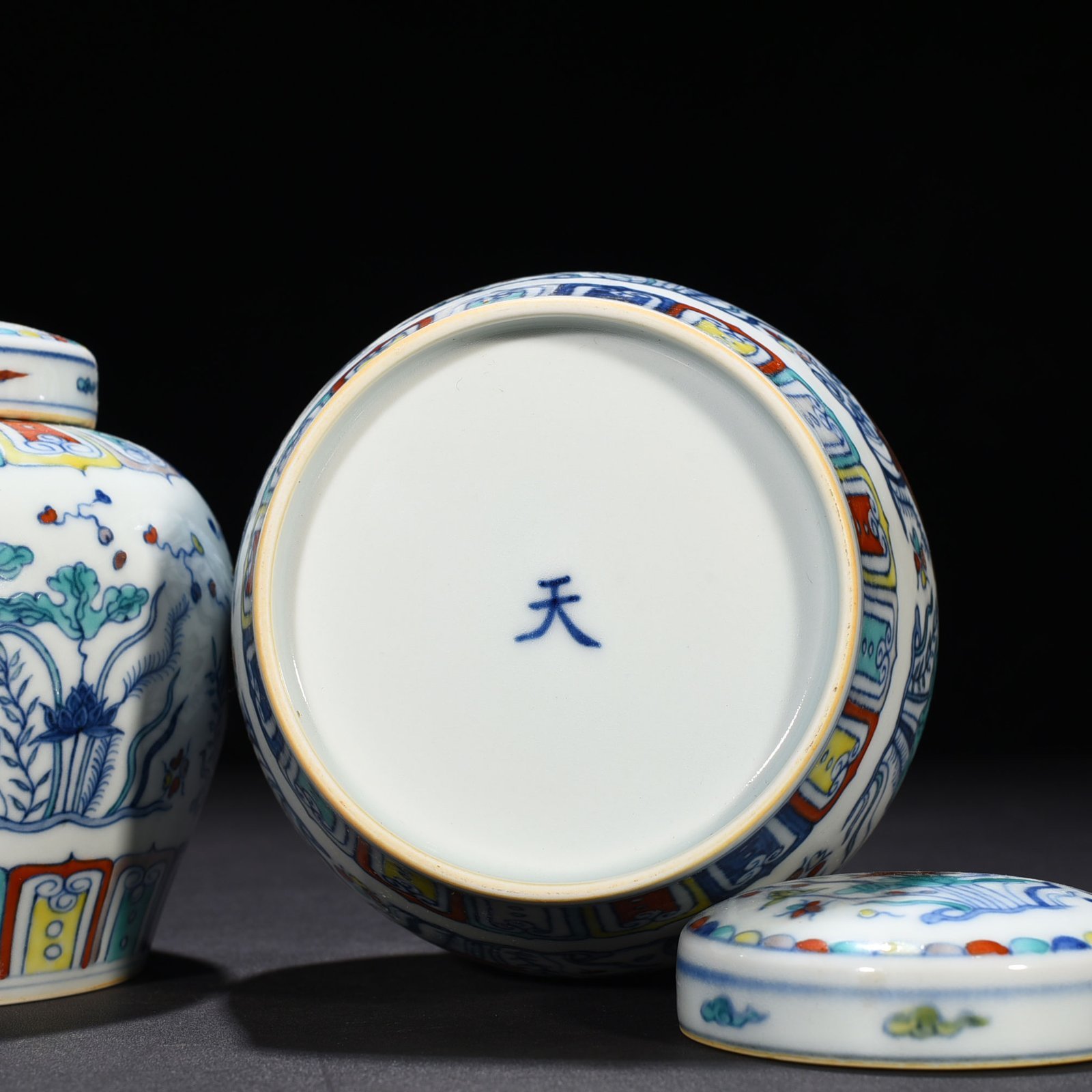 Ming Dynasty Chenghua Dou Cai colorful fish and algae pattern sky-shaped jar