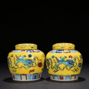 Ming Dynasty Chenghua doucai delicate yellow glaze lion rolling embroidery ball sky-shaped jar