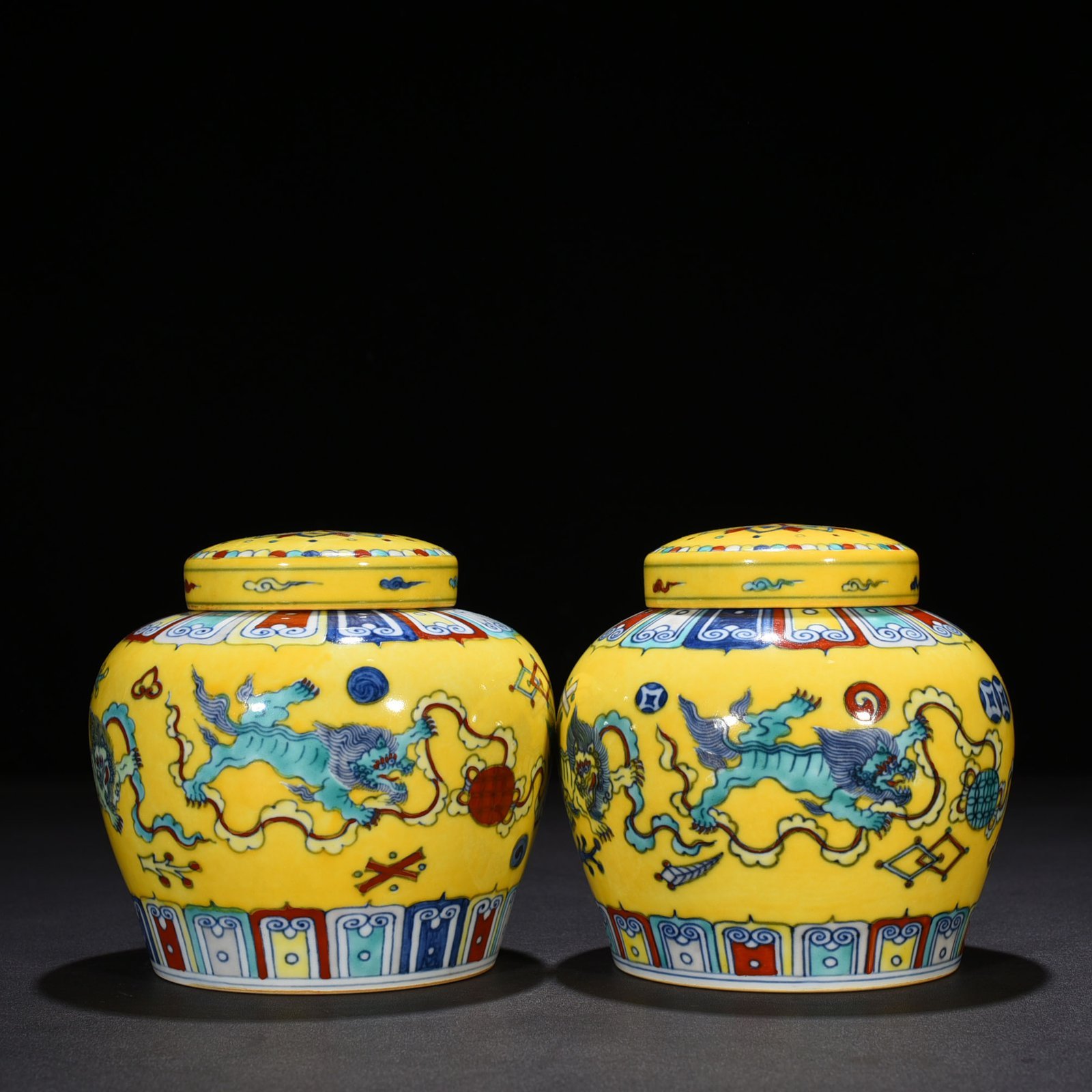 Ming Dynasty Chenghua doucai delicate yellow glaze lion rolling embroidery ball sky-shaped jar