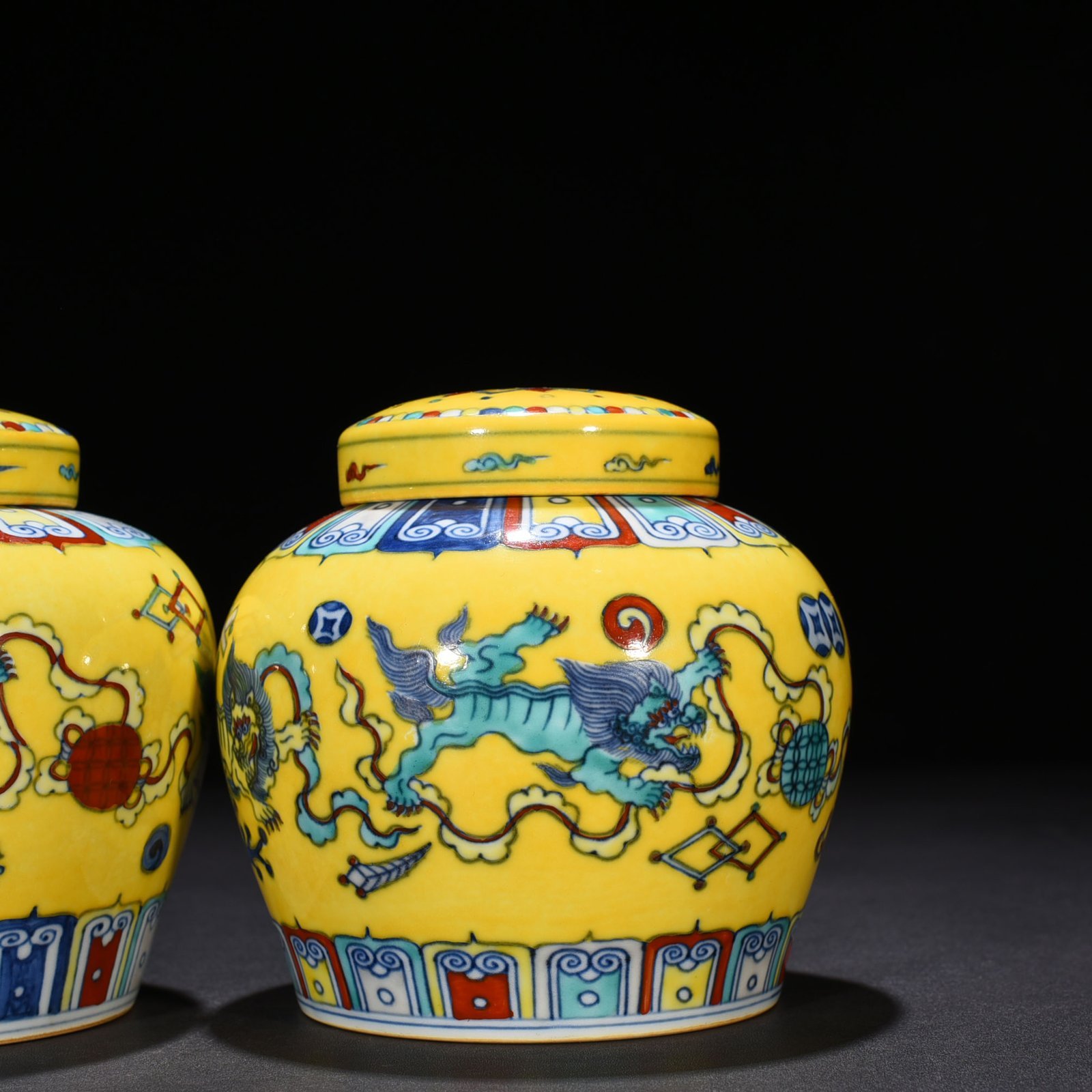 Ming Dynasty Chenghua doucai delicate yellow glaze lion rolling embroidery ball sky-shaped jar