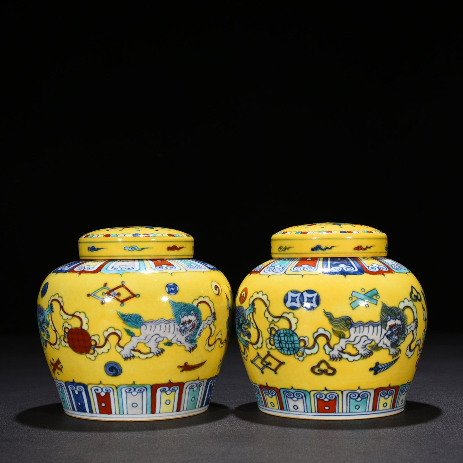 Ming Dynasty Chenghua doucai delicate yellow glaze lion rolling embroidery ball sky-shaped jar
