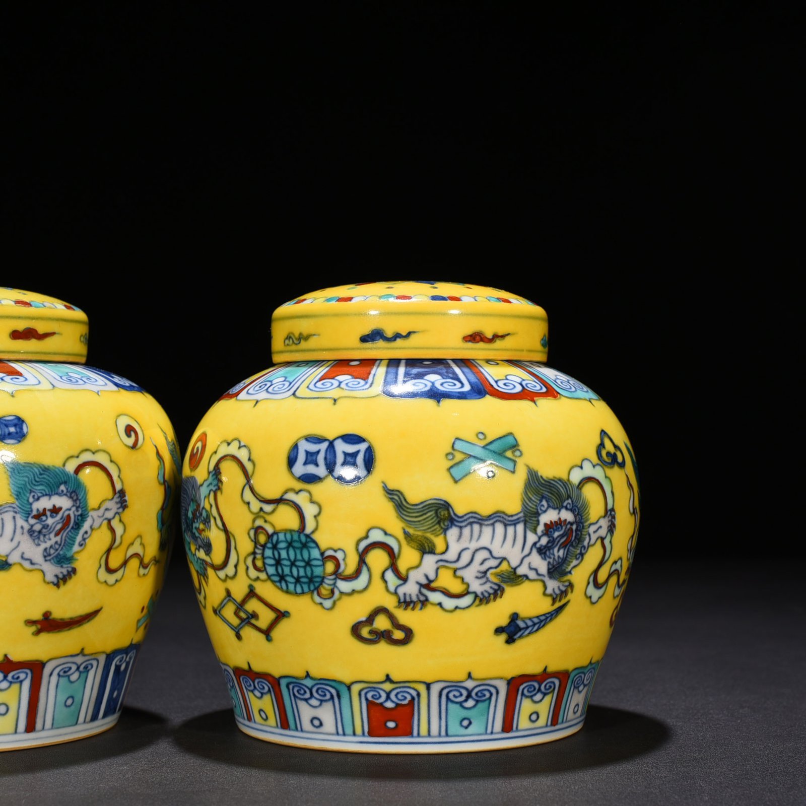 Ming Dynasty Chenghua doucai delicate yellow glaze lion rolling embroidery ball sky-shaped jar