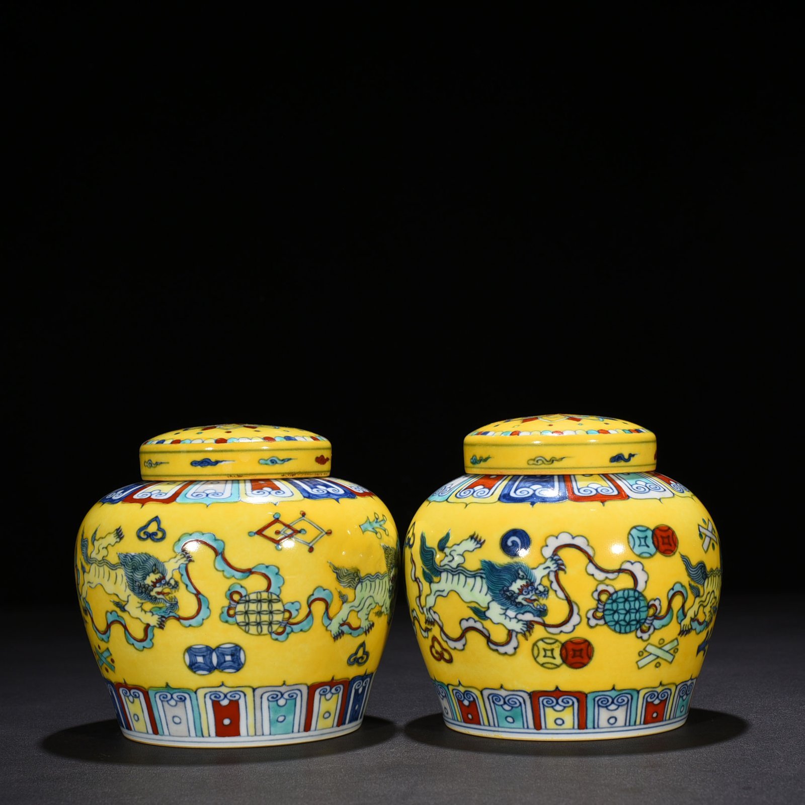 Ming Dynasty Chenghua doucai delicate yellow glaze lion rolling embroidery ball sky-shaped jar