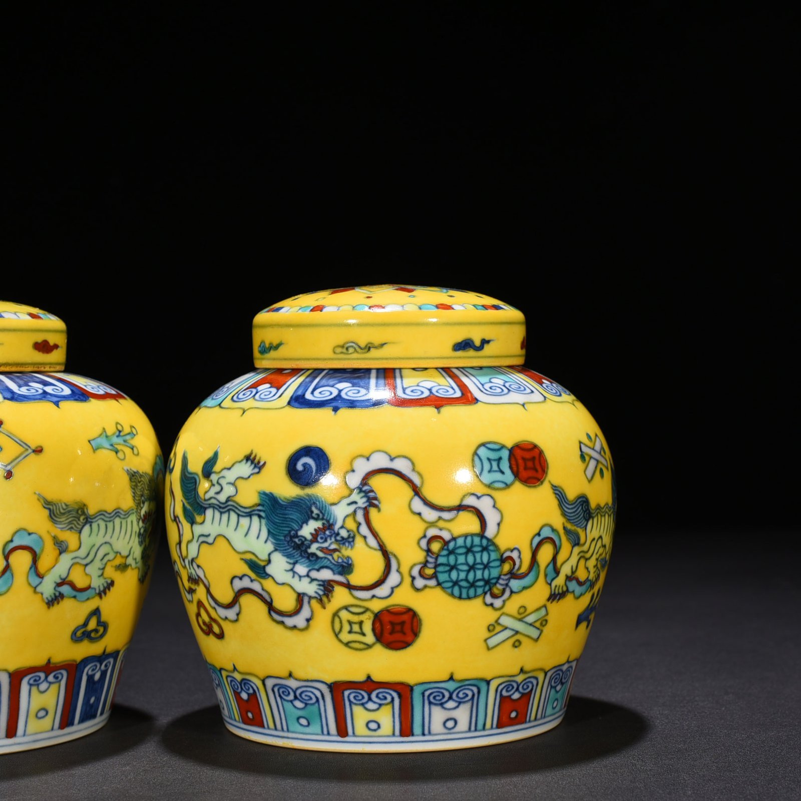 Ming Dynasty Chenghua doucai delicate yellow glaze lion rolling embroidery ball sky-shaped jar