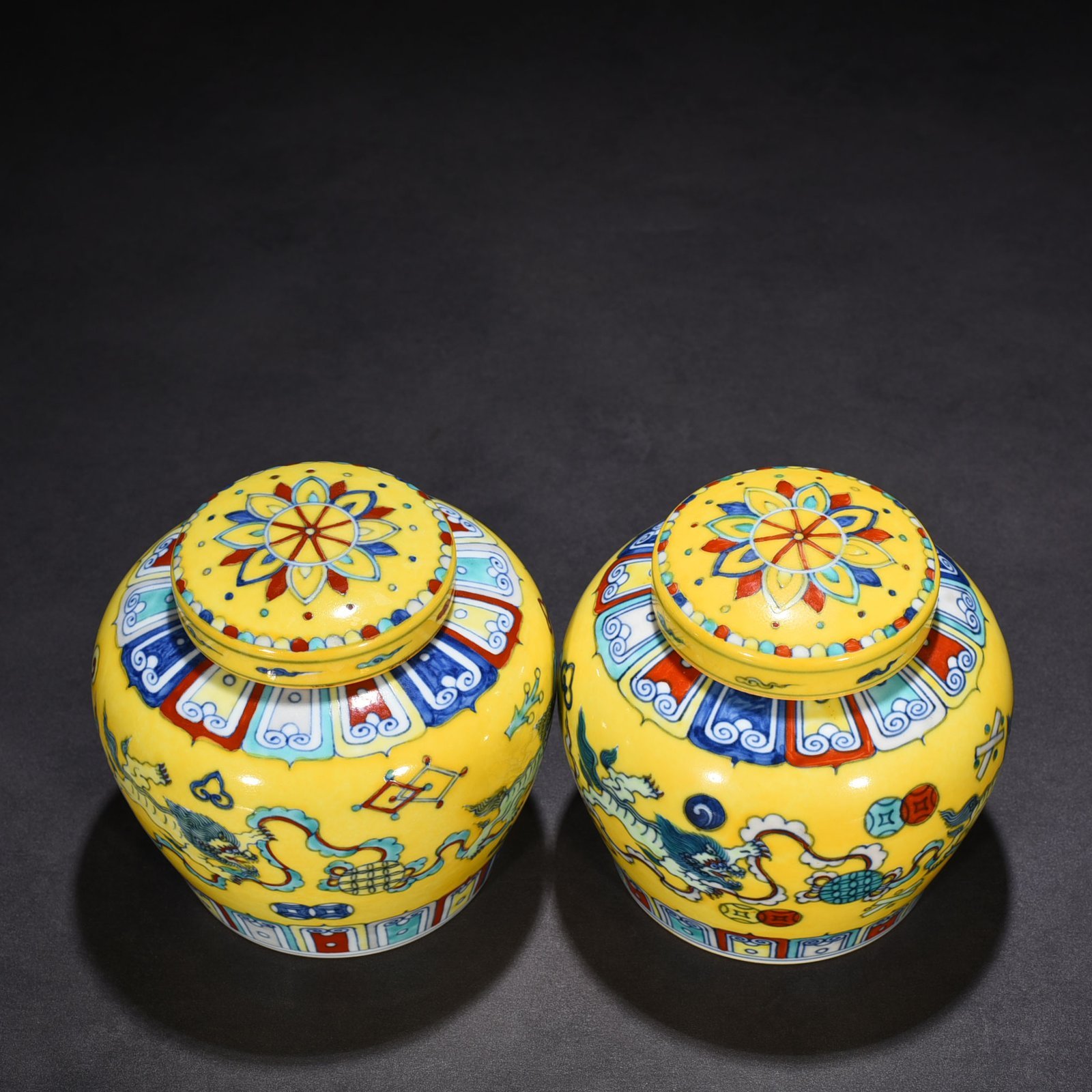 Ming Dynasty Chenghua doucai delicate yellow glaze lion rolling embroidery ball sky-shaped jar