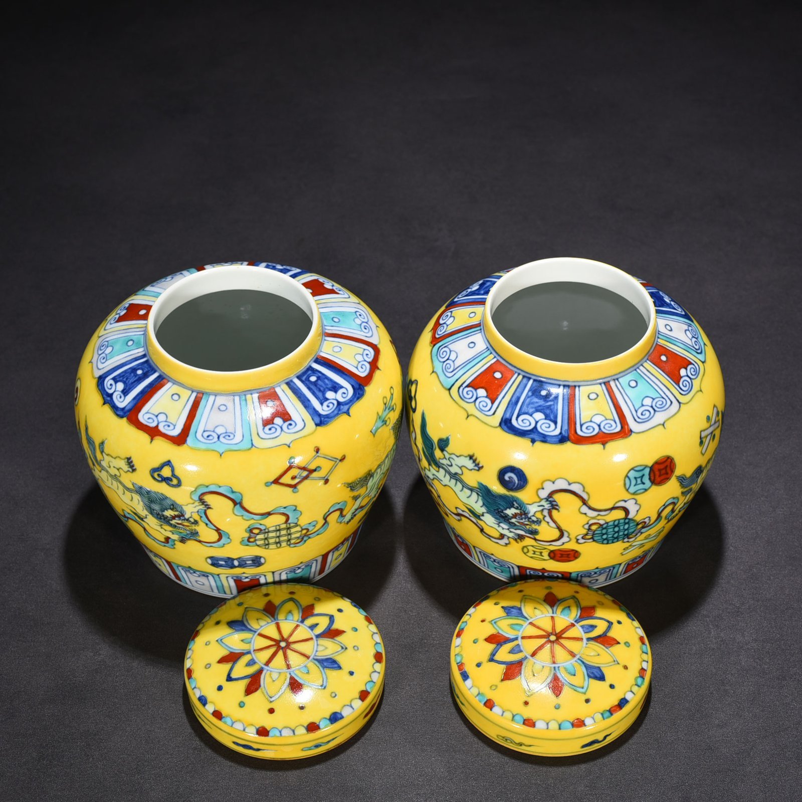 Ming Dynasty Chenghua doucai delicate yellow glaze lion rolling embroidery ball sky-shaped jar