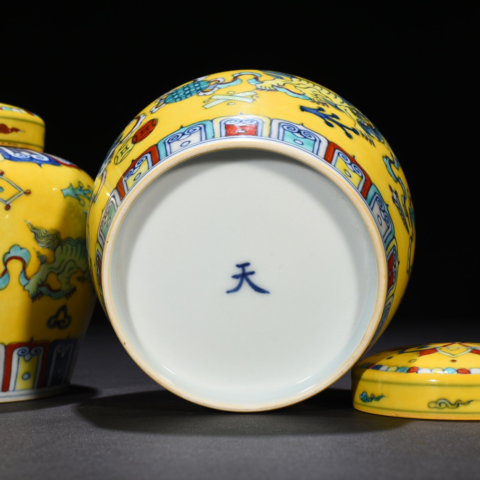 Ming Dynasty Chenghua doucai delicate yellow glaze lion rolling embroidery ball sky-shaped jar