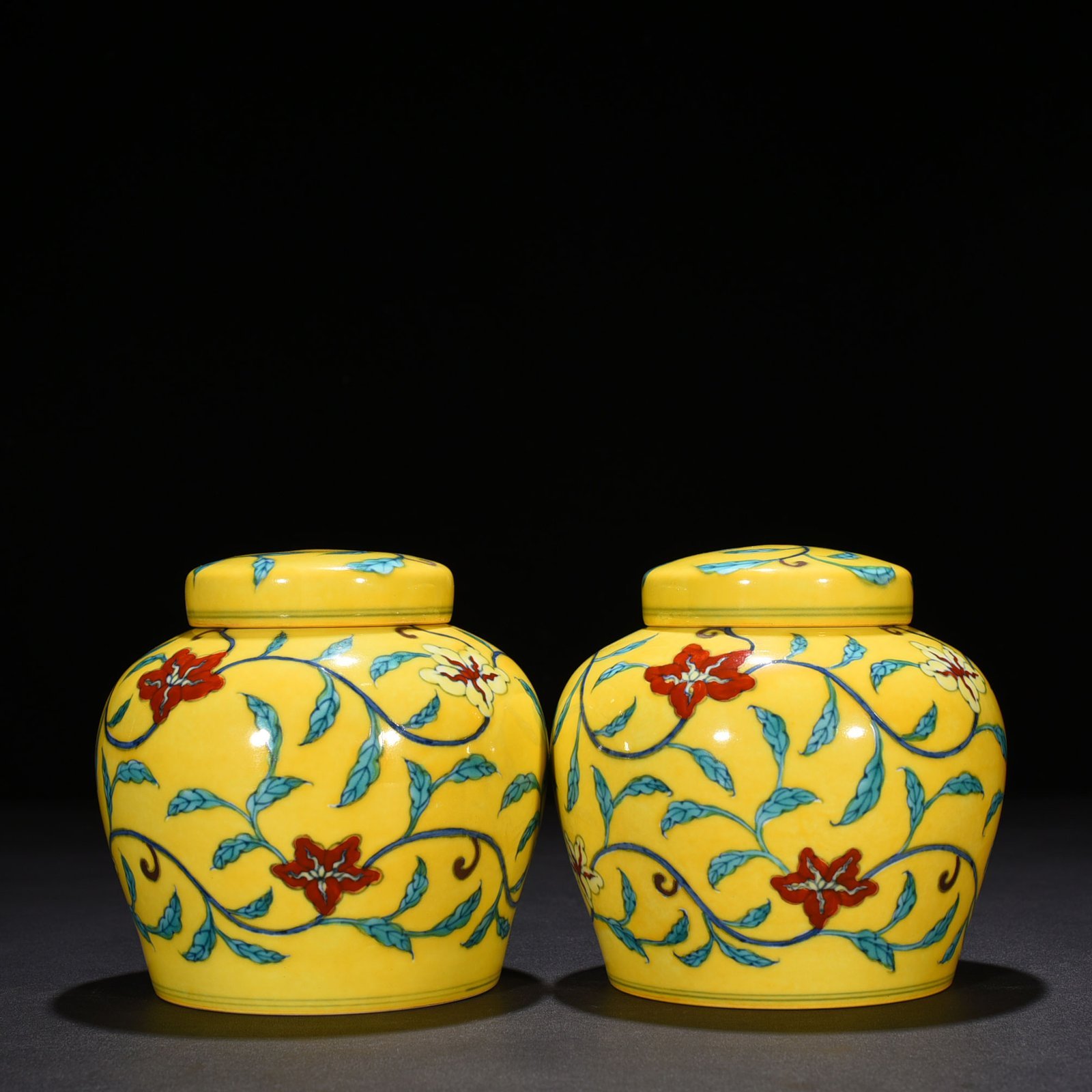 Ming Dynasty Chenghua Doucai delicate yellow glaze wrapped okra pattern sky-shaped jar