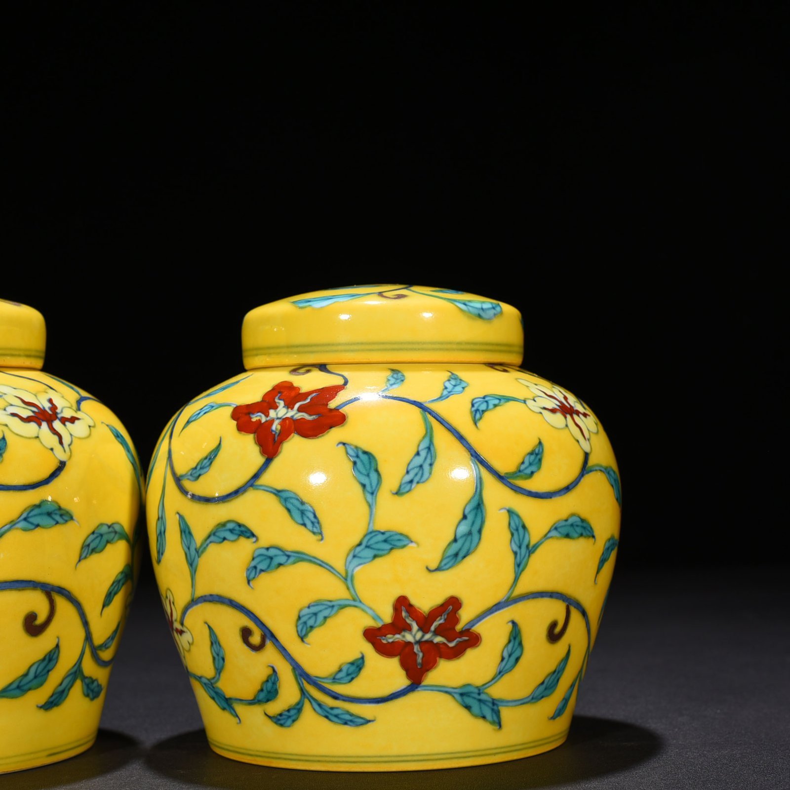 Ming Dynasty Chenghua Doucai delicate yellow glaze wrapped okra pattern sky-shaped jar