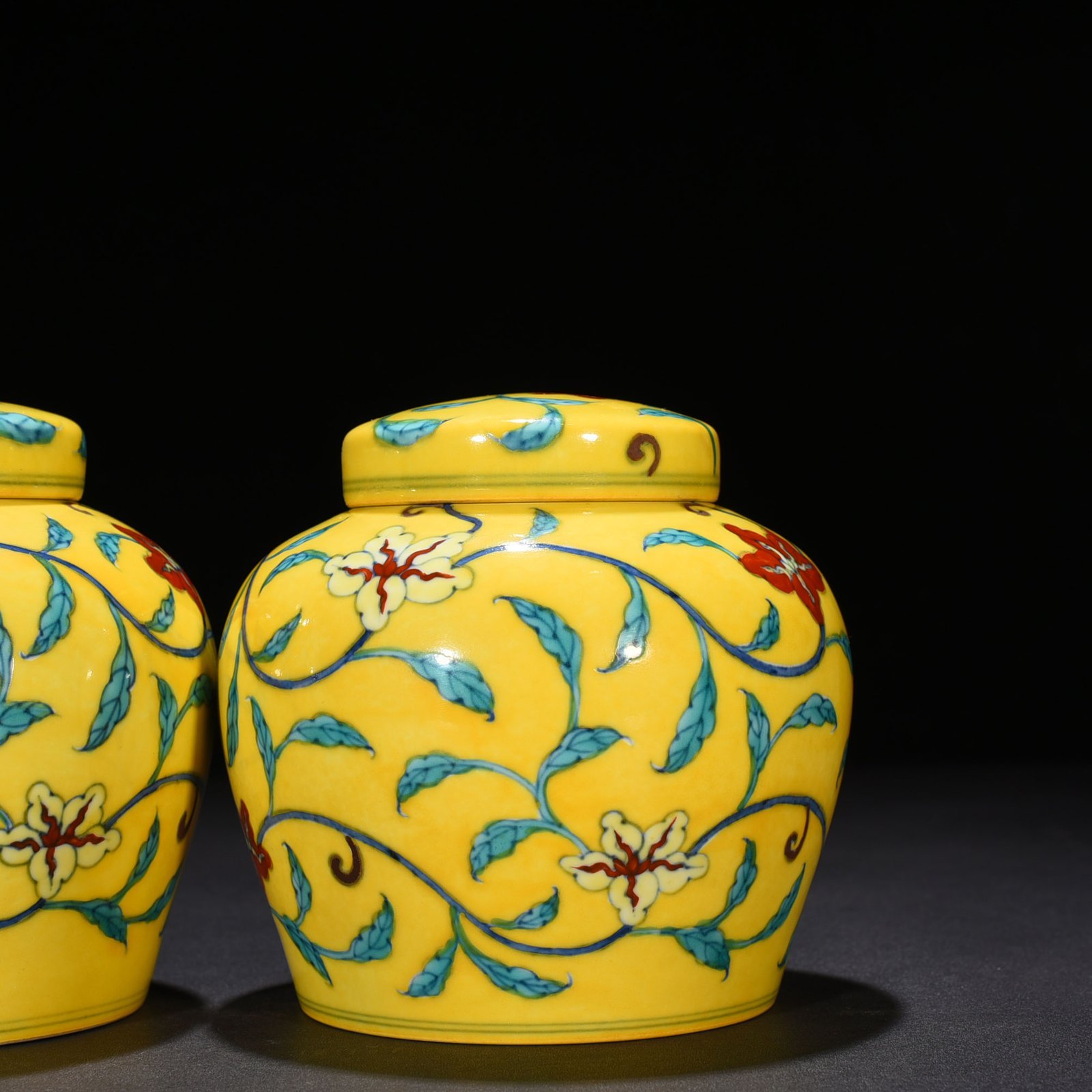Ming Dynasty Chenghua Doucai delicate yellow glaze wrapped okra pattern sky-shaped jar