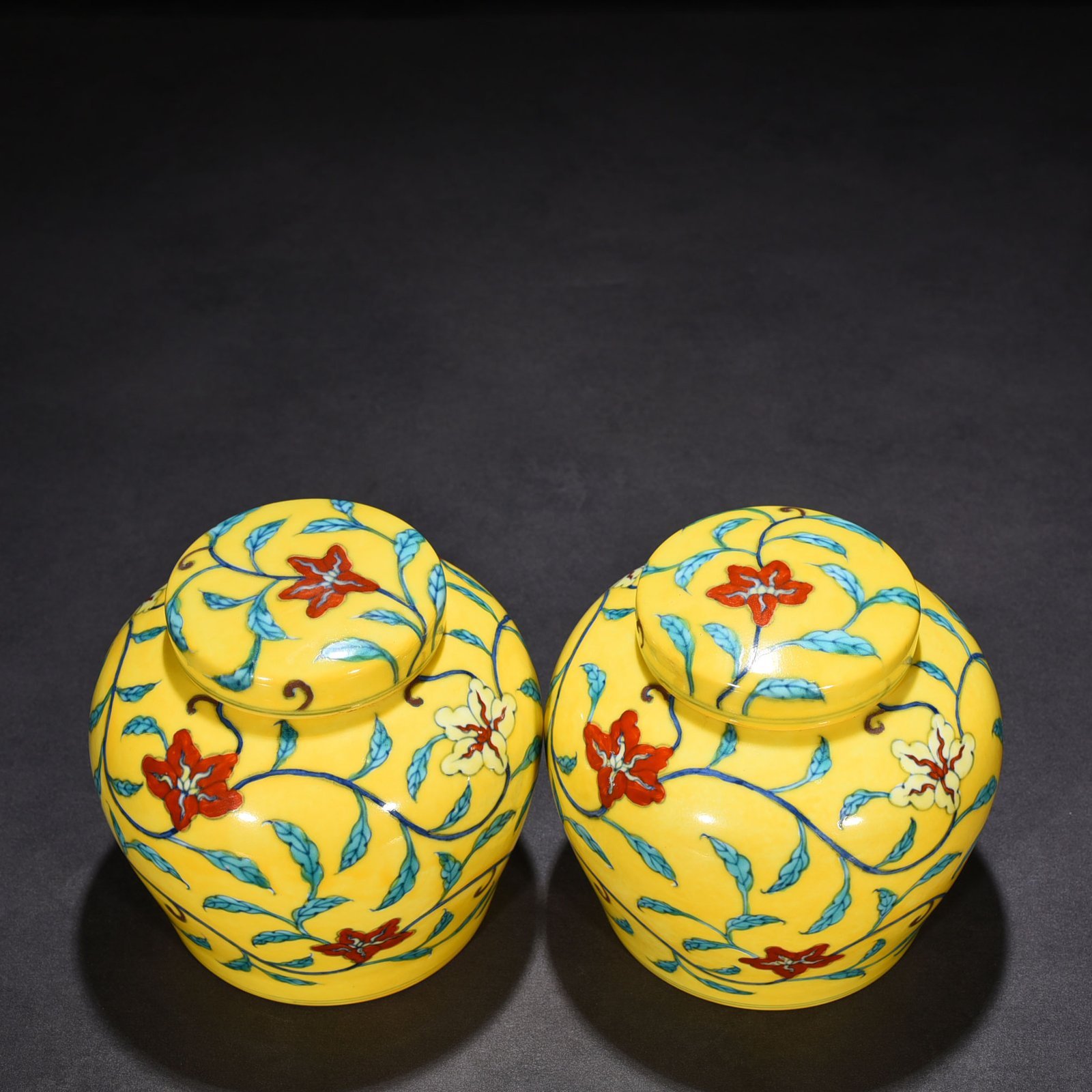 Ming Dynasty Chenghua Doucai delicate yellow glaze wrapped okra pattern sky-shaped jar