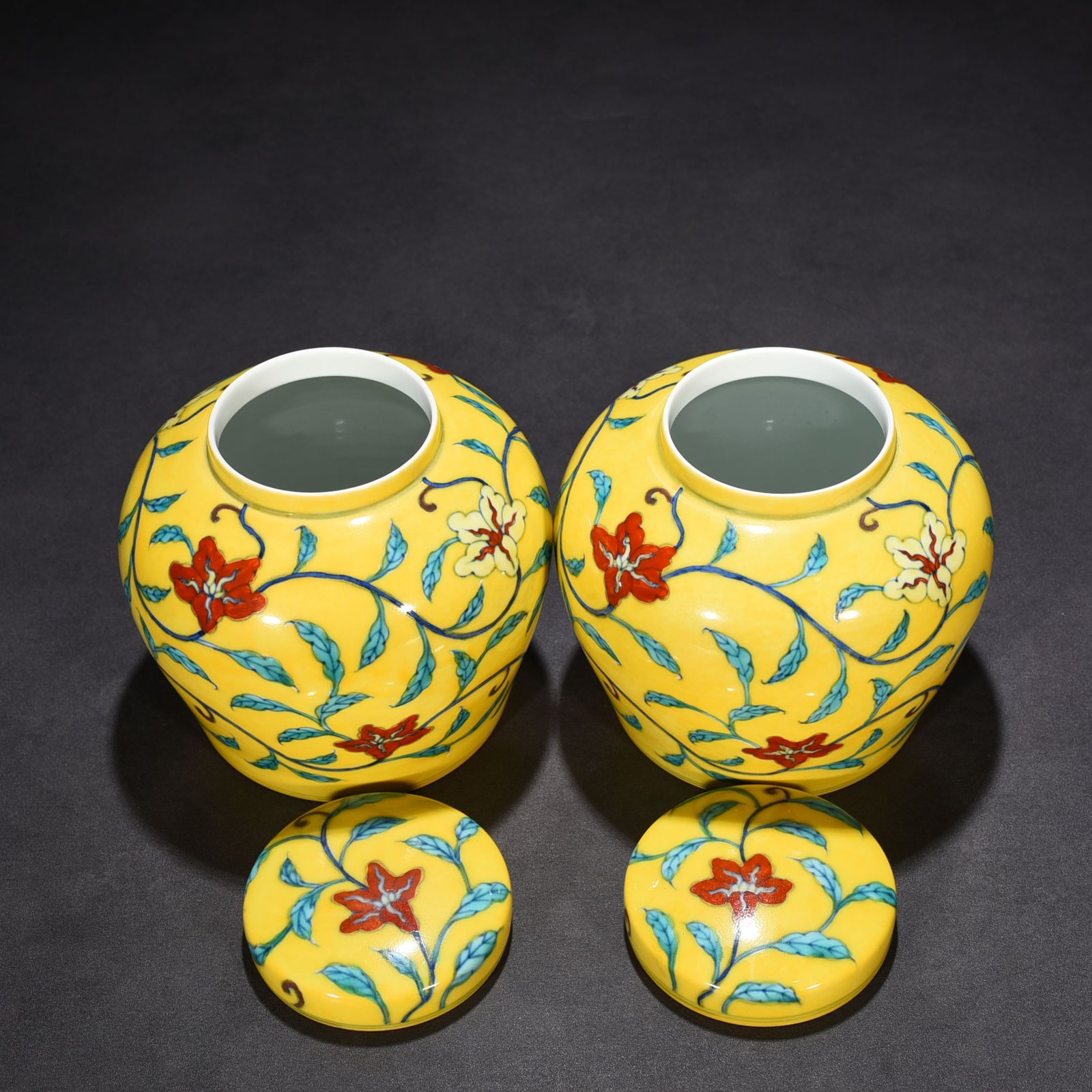 Ming Dynasty Chenghua Doucai delicate yellow glaze wrapped okra pattern sky-shaped jar