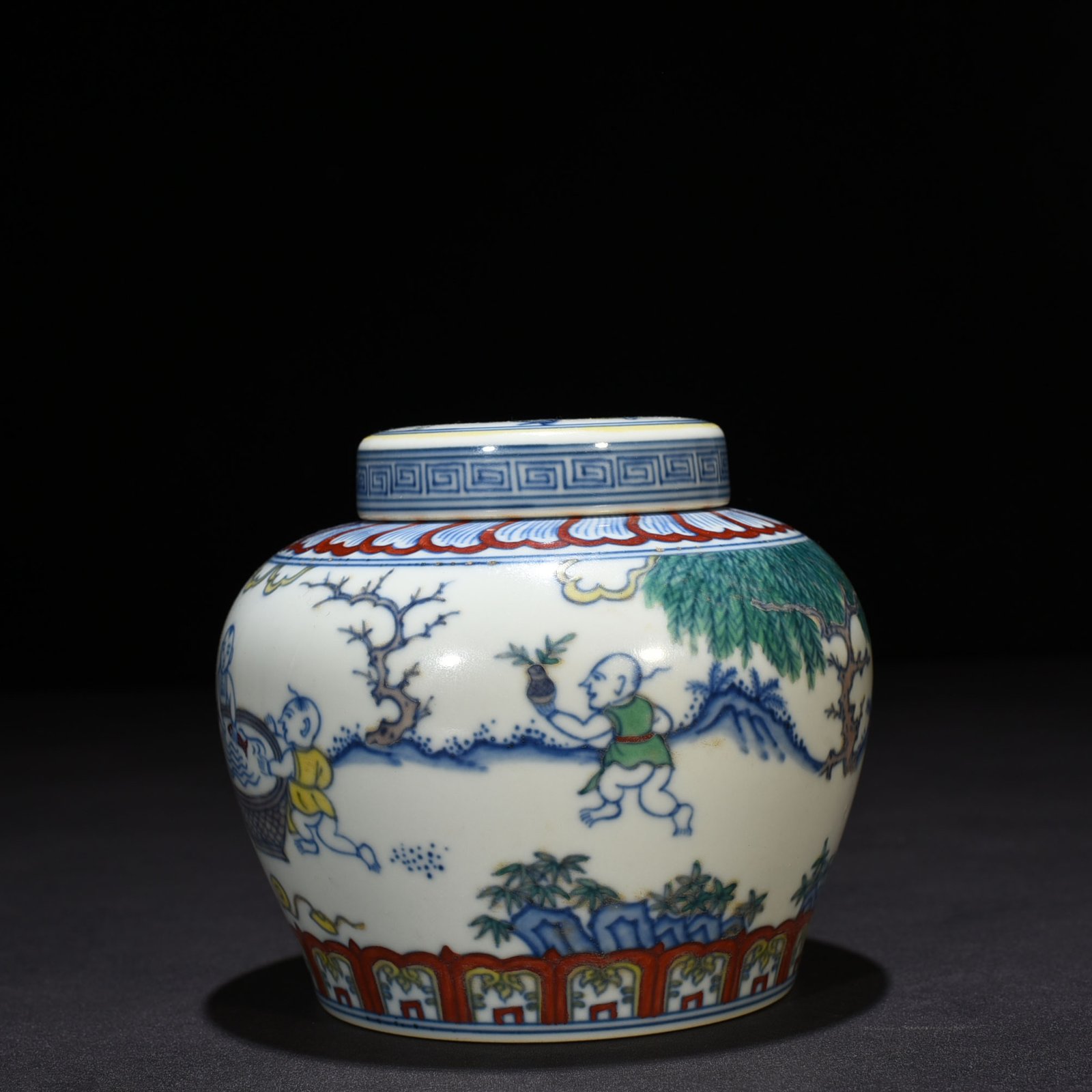 Ming Dynasty Chenghua Dou colorful baby playing pattern lid jar