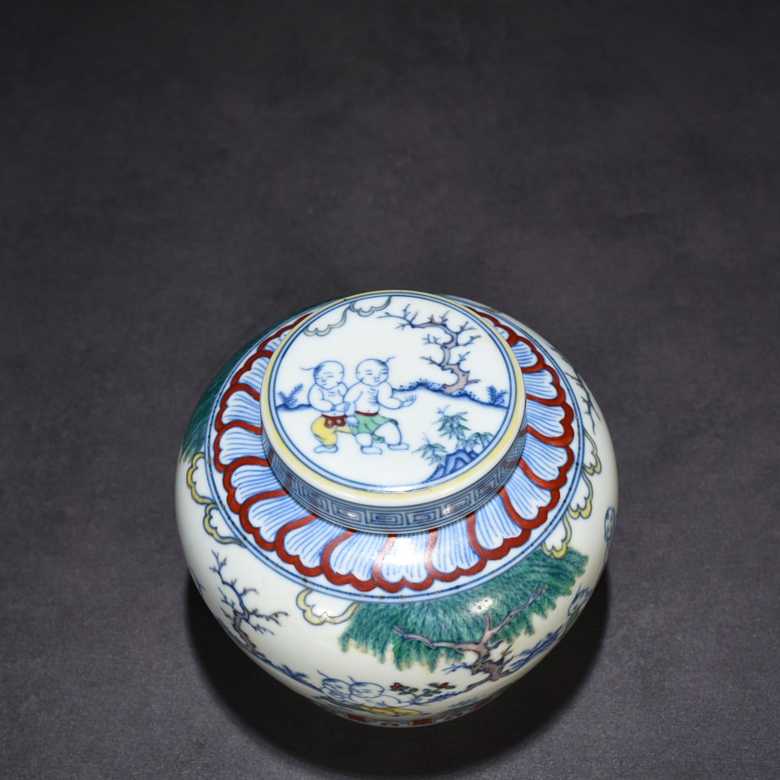 Ming Dynasty Chenghua Dou colorful baby playing pattern lid jar
