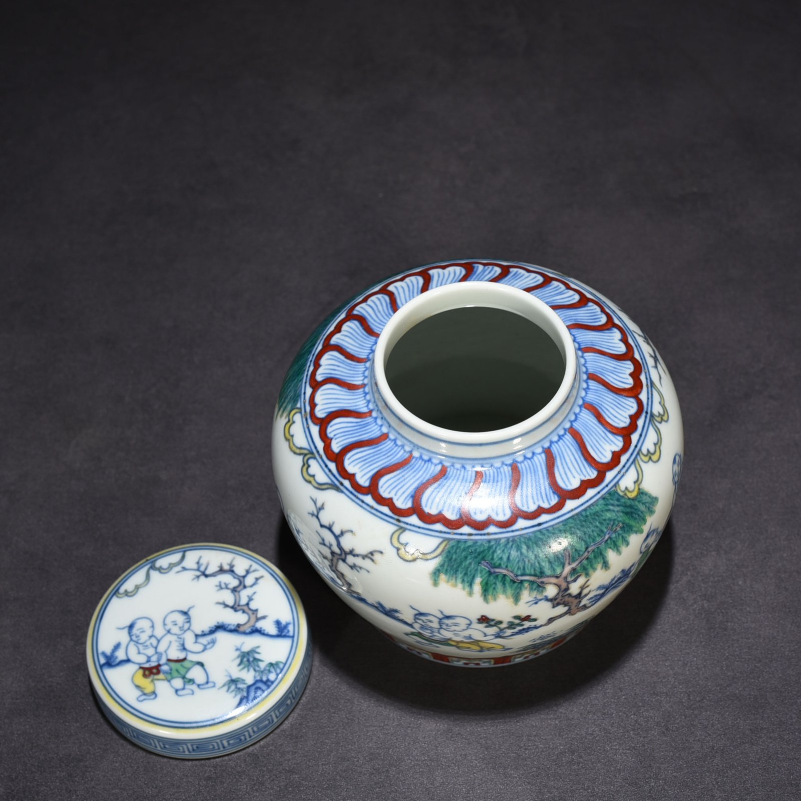 Ming Dynasty Chenghua Dou colorful baby playing pattern lid jar
