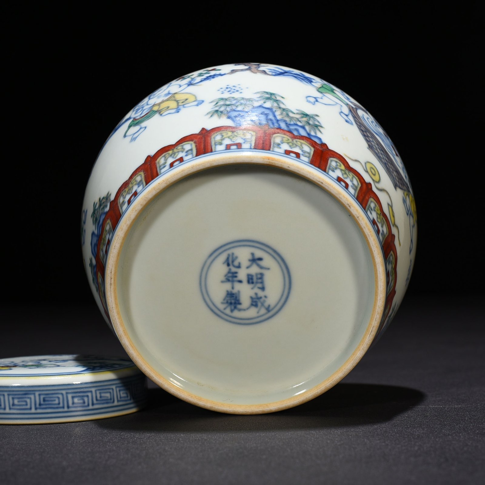 Ming Dynasty Chenghua Dou colorful baby playing pattern lid jar