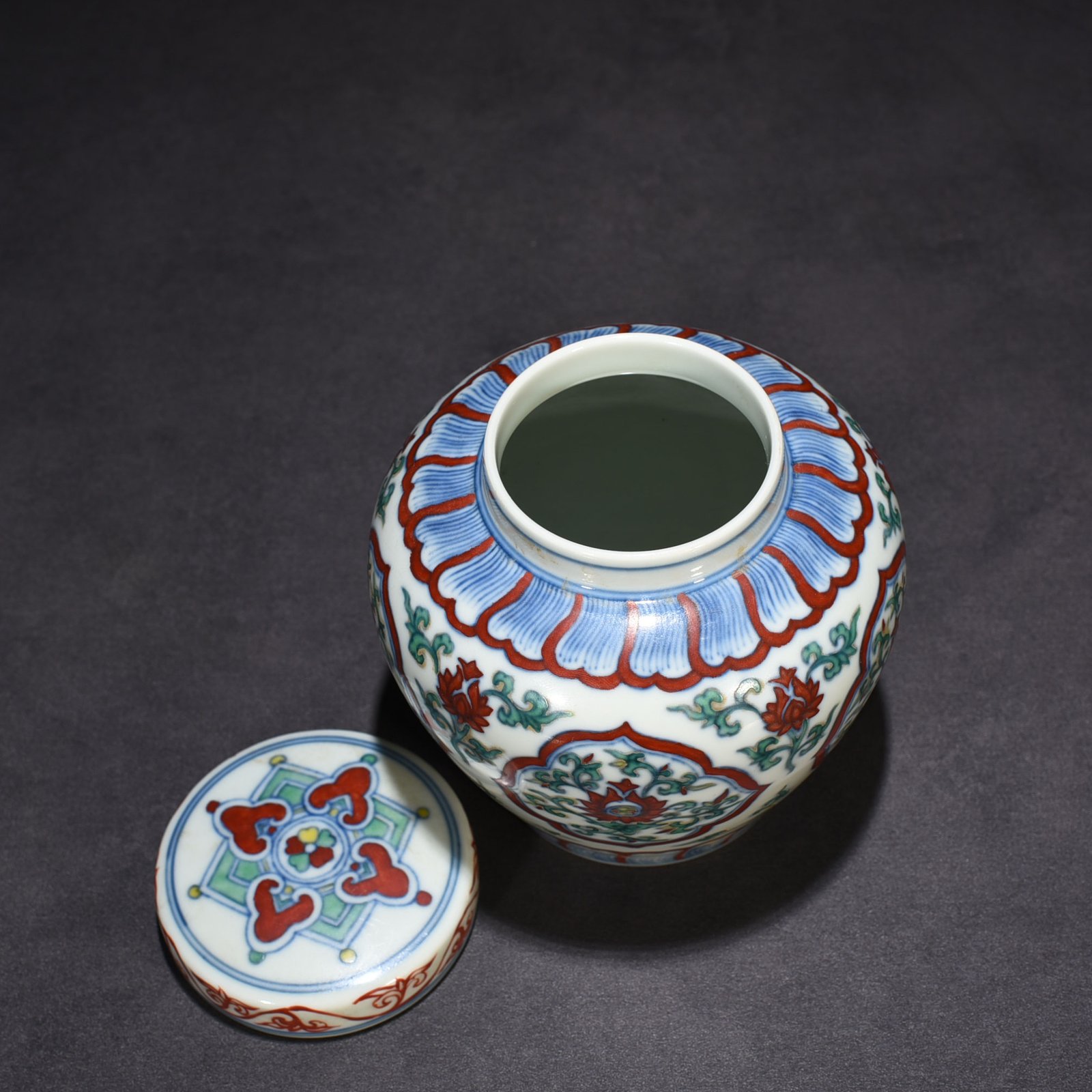 Ming Dynasty Chenghua Dou Cai Baoxiang Pattern Covered Jar