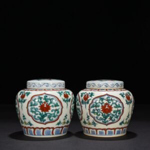 Ming Dynasty Chenghua doucai colorful folded branches and flower pattern sky-shaped jar