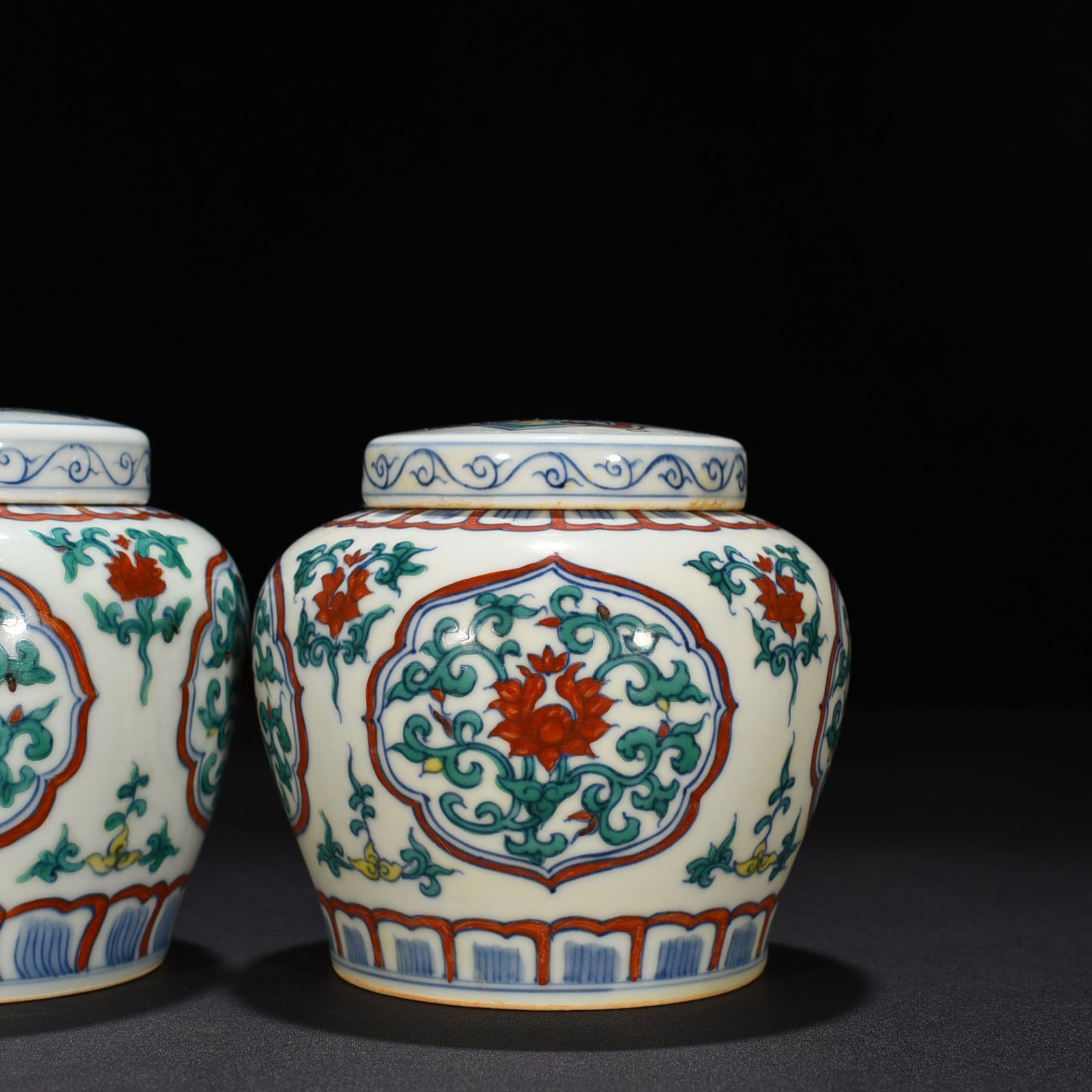 Ming Dynasty Chenghua doucai colorful folded branches and flower pattern sky-shaped jar