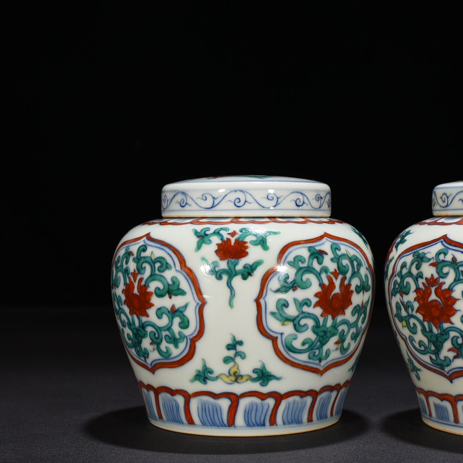 Ming Dynasty Chenghua doucai colorful folded branches and flower pattern sky-shaped jar