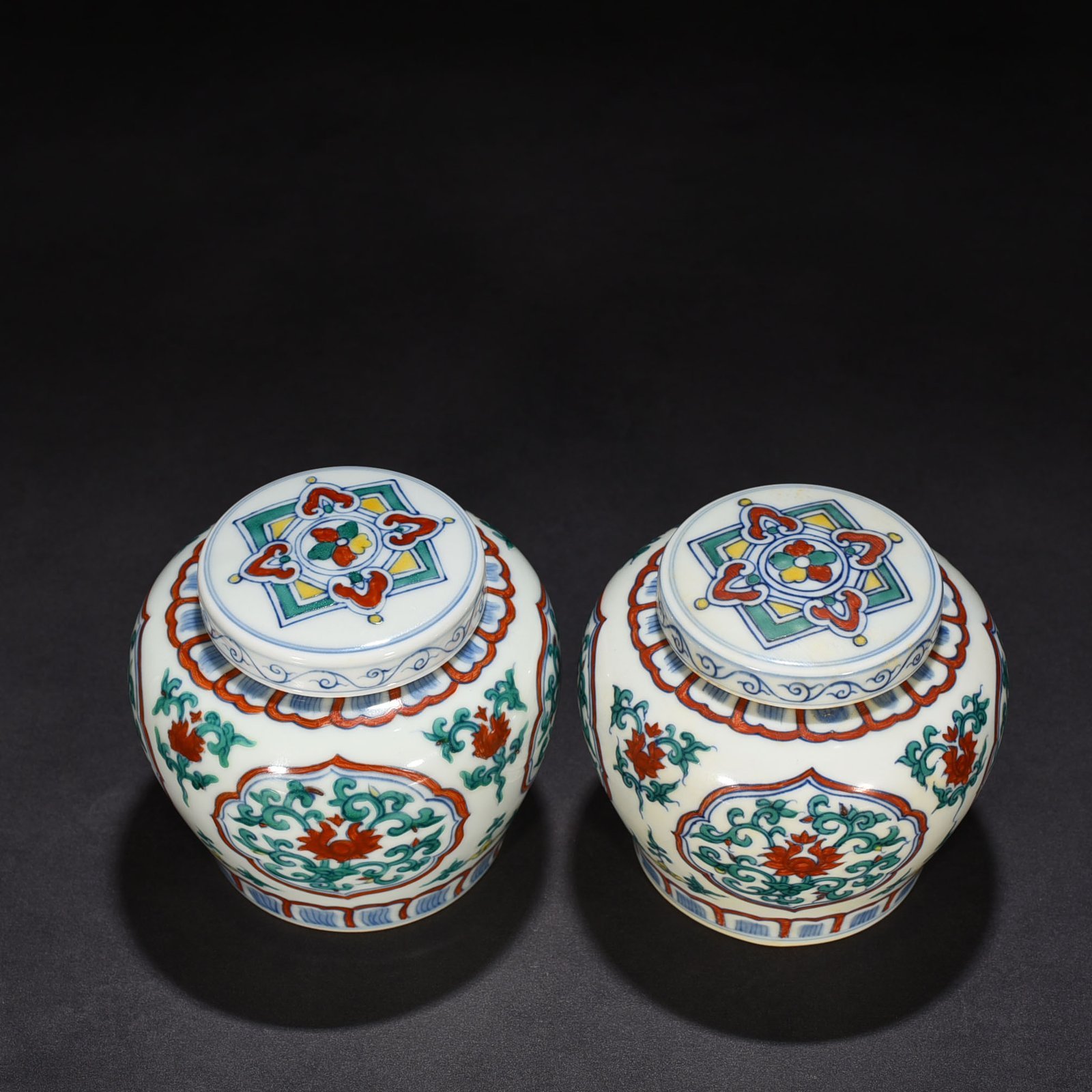 Ming Dynasty Chenghua doucai colorful folded branches and flower pattern sky-shaped jar