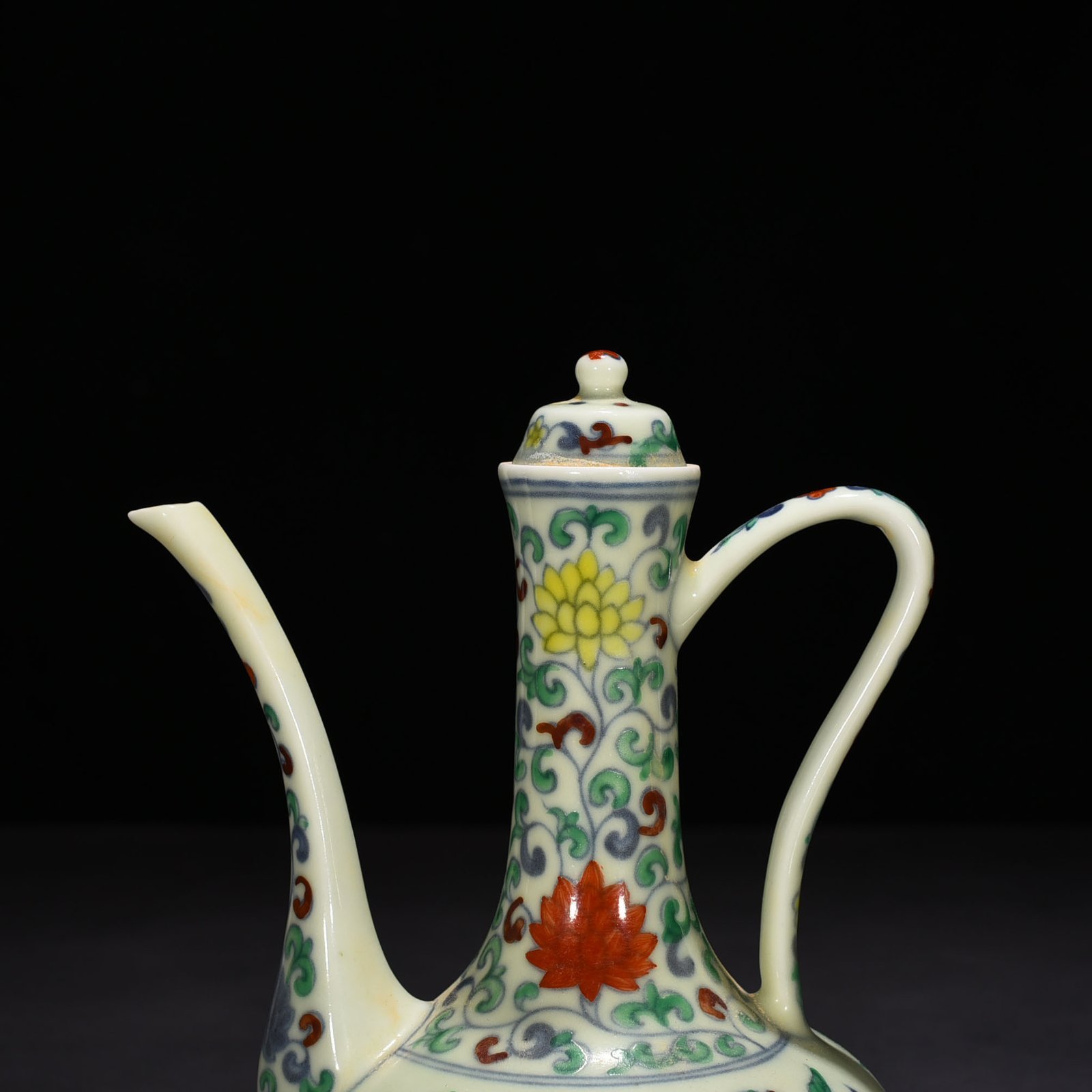 Ming Dynasty Chenghua doucai kettle with folded branches flowers and fruits pattern
