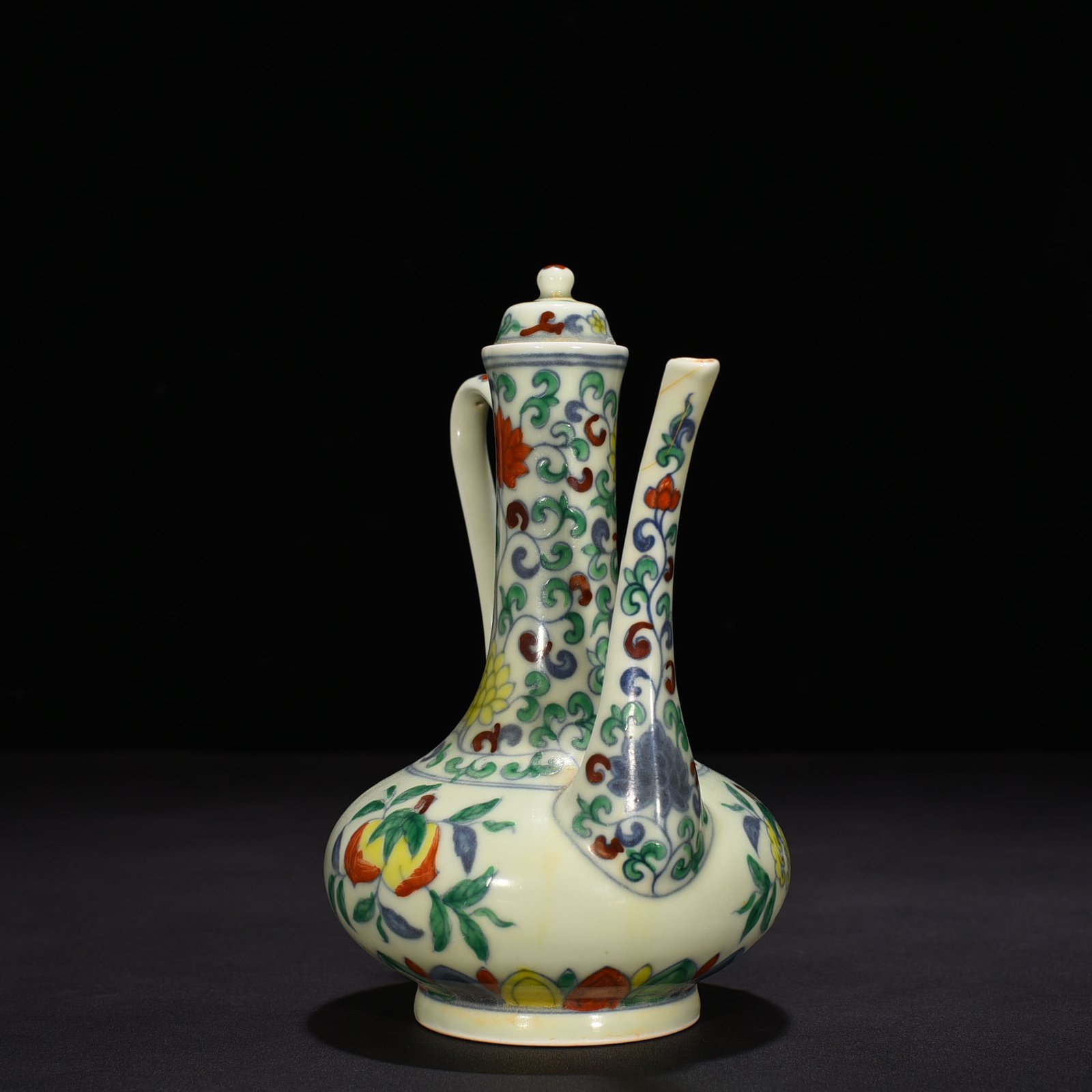 Ming Dynasty Chenghua doucai kettle with folded branches flowers and fruits pattern