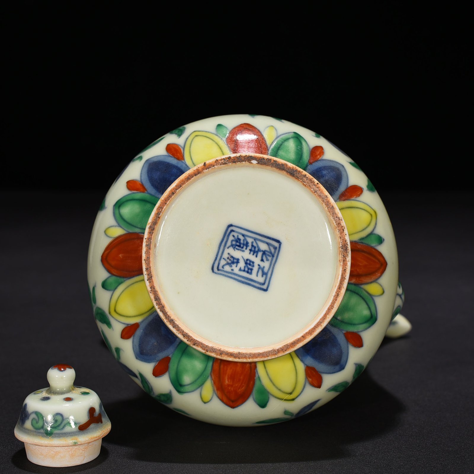Ming Dynasty Chenghua doucai kettle with folded branches flowers and fruits pattern