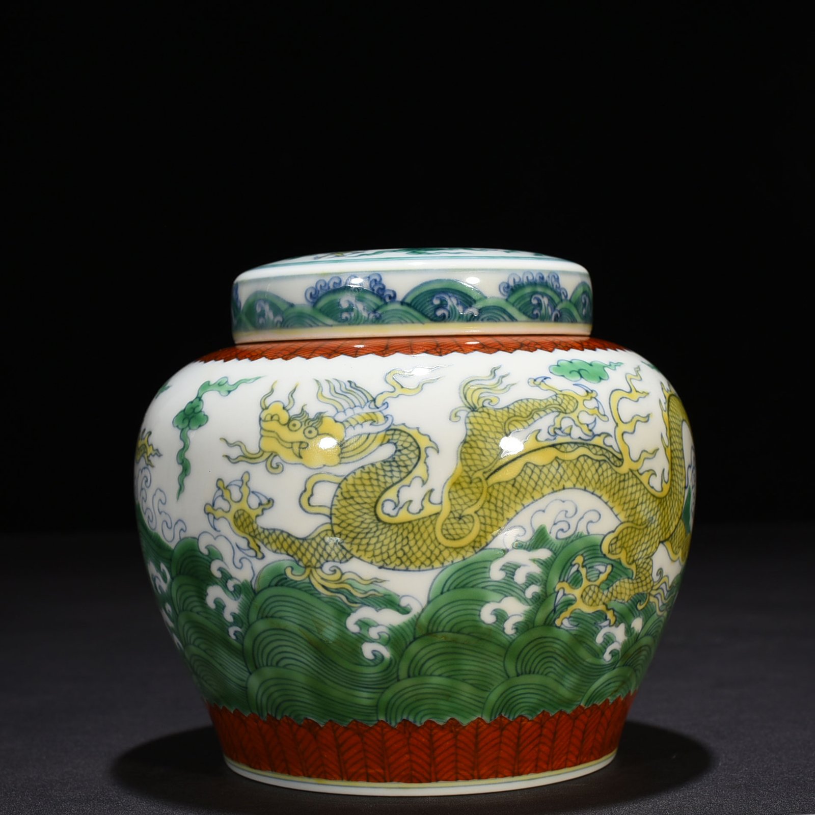 Ming Dynasty Chenghua sea water cloud and dragon sky-shaped jar