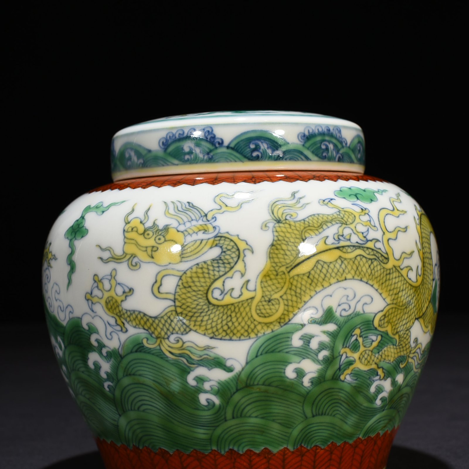 Ming Dynasty Chenghua sea water cloud and dragon sky-shaped jar
