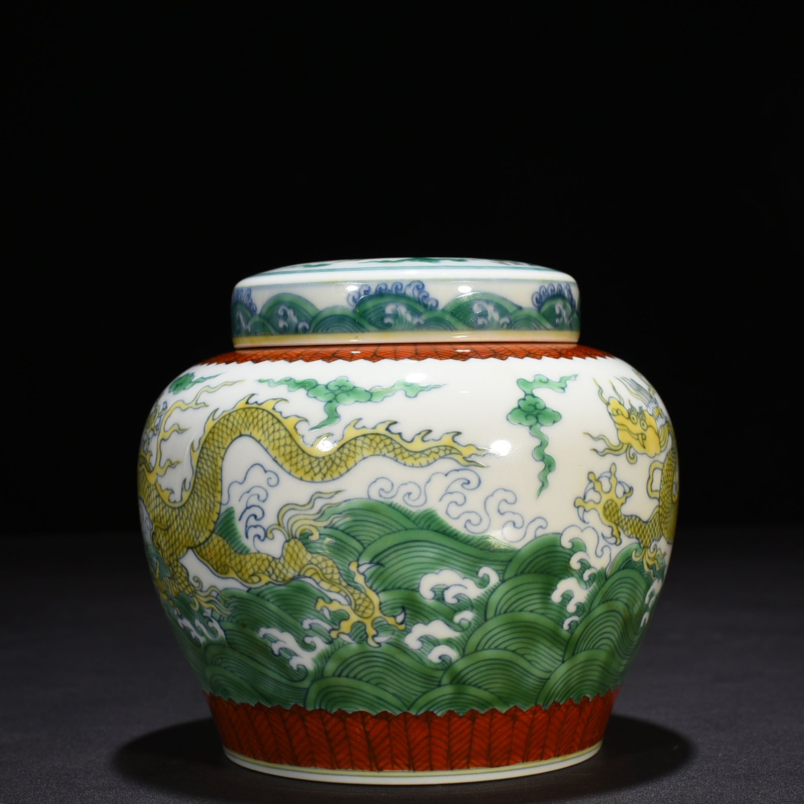 Ming Dynasty Chenghua sea water cloud and dragon sky-shaped jar