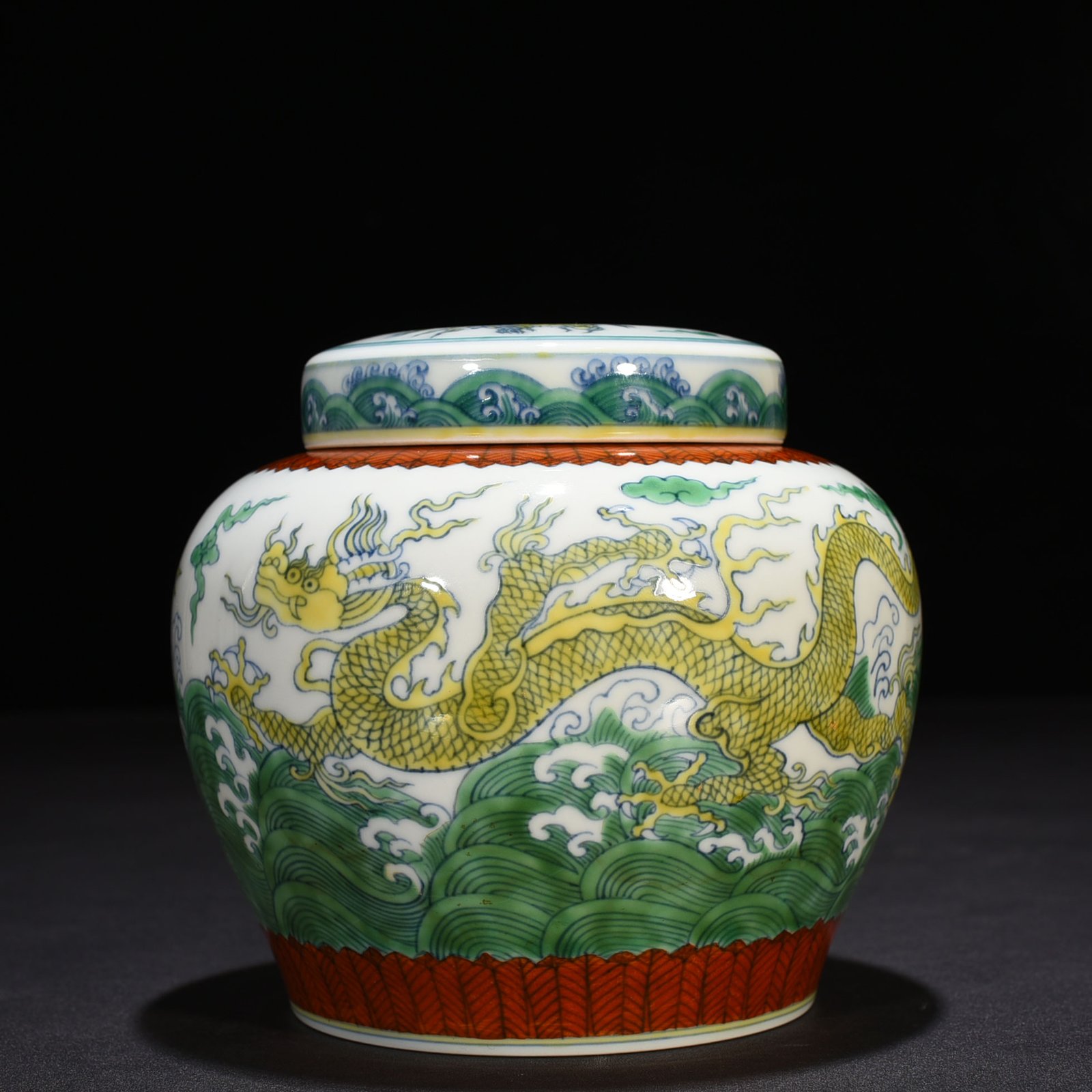 Ming Dynasty Chenghua sea water cloud and dragon sky-shaped jar
